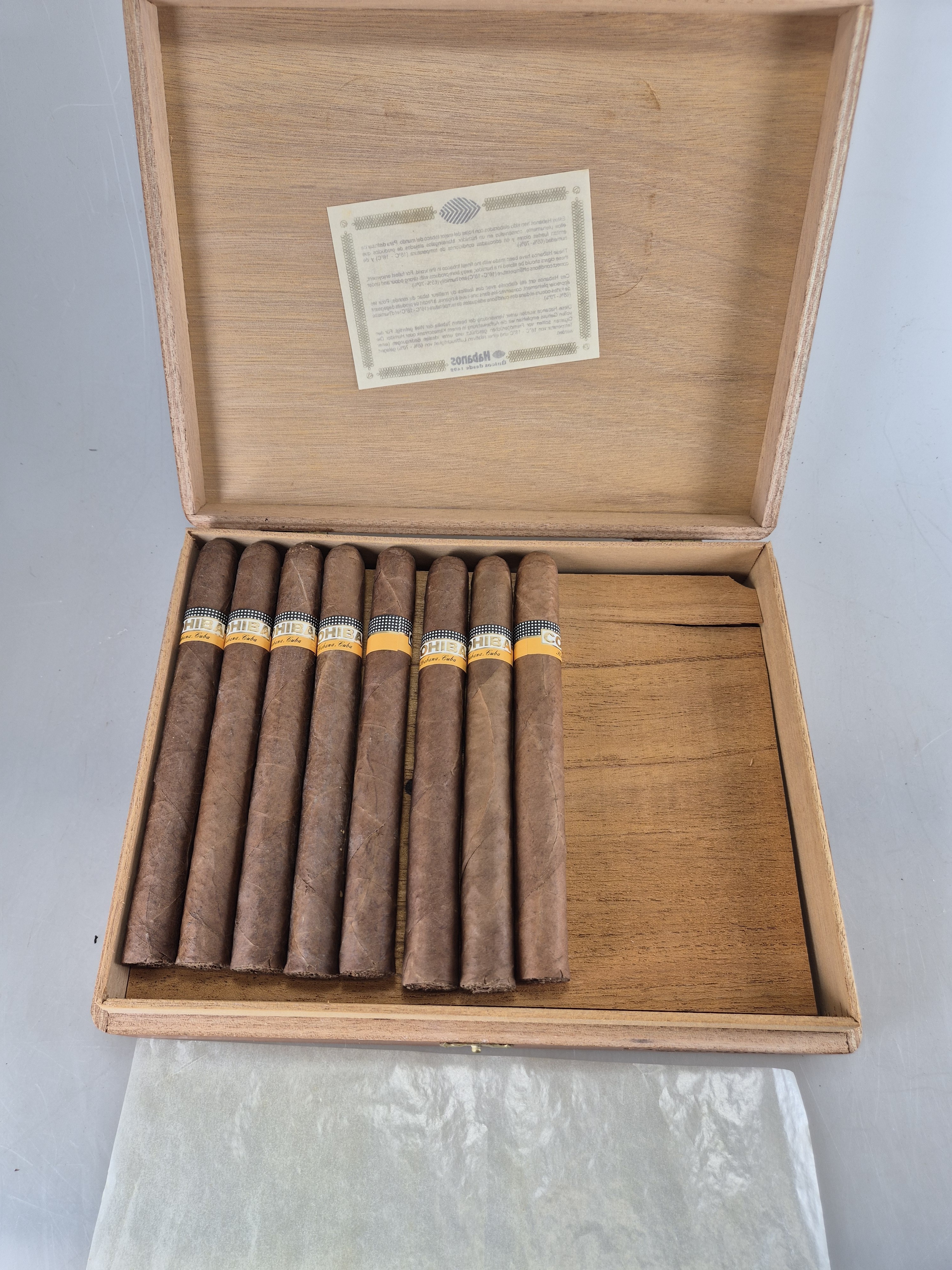 Detail b: 25er Kiste mit 20 Esplendidos, Cohiba, Havana, Kuba, sog. "Kanzlerzigarre", Julieta No. 2, Ringmaß 47, in orig. Holzkiste, geöffnet; ...
