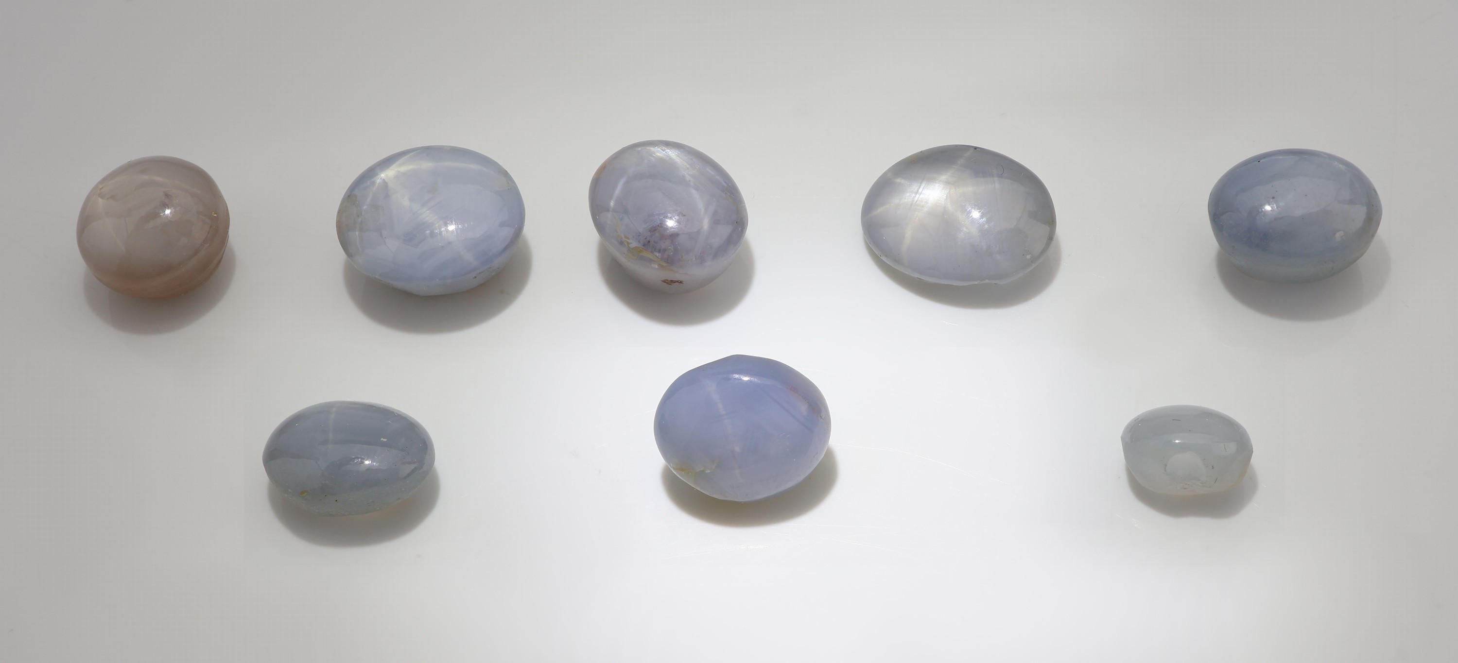 Detail a: Konvolut 8 lose Sternsaphir-Cabochons zus. ca.53.00 ct , 1 x ca. 4.76 ct; 1 x ca. 8.87 ct; 1 x ca. 6.17 ct, Unterseite m. Ausbruch; 1 x ca. 2.50 ct; ...