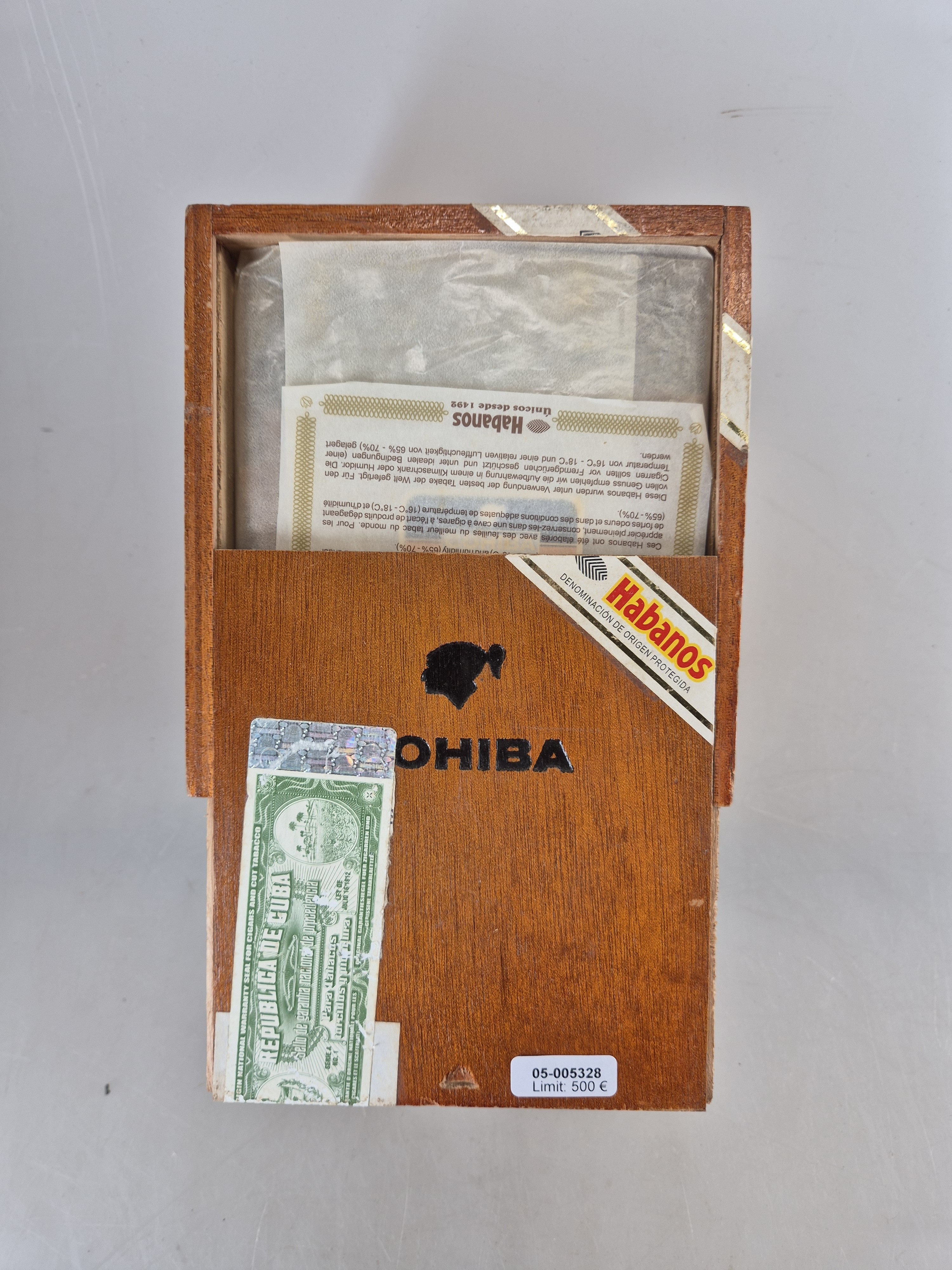 Detail a: 25er Kiste mit 24 Robustos, Cohiba, Havana, Kuba, 2009, Robusto, Ringmaß 50, in geöffneter orig. Holzkiste; Provenienz: Aus Schweizer ...