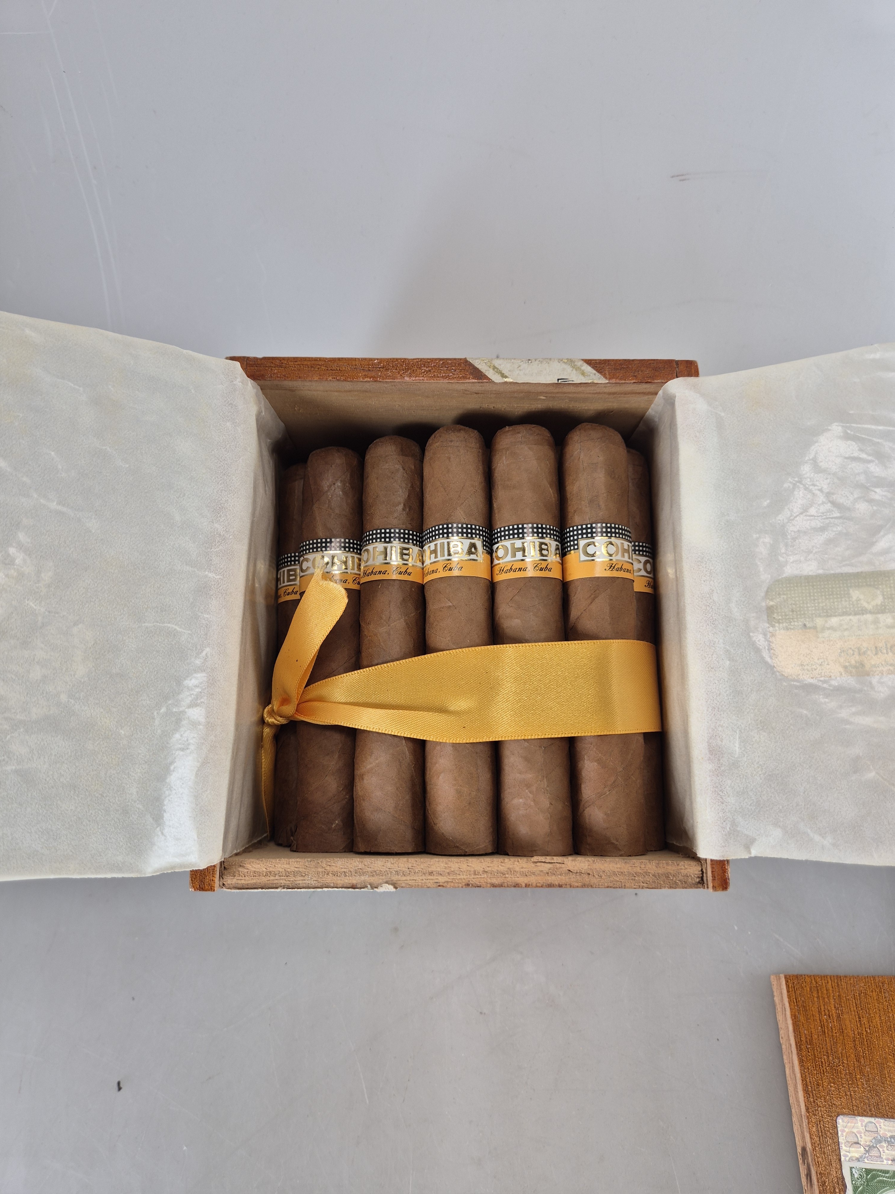 Detail b: 25er Kiste mit 24 Robustos, Cohiba, Havana, Kuba, 2009, Robusto, Ringmaß 50, in geöffneter orig. Holzkiste; Provenienz: Aus Schweizer ...