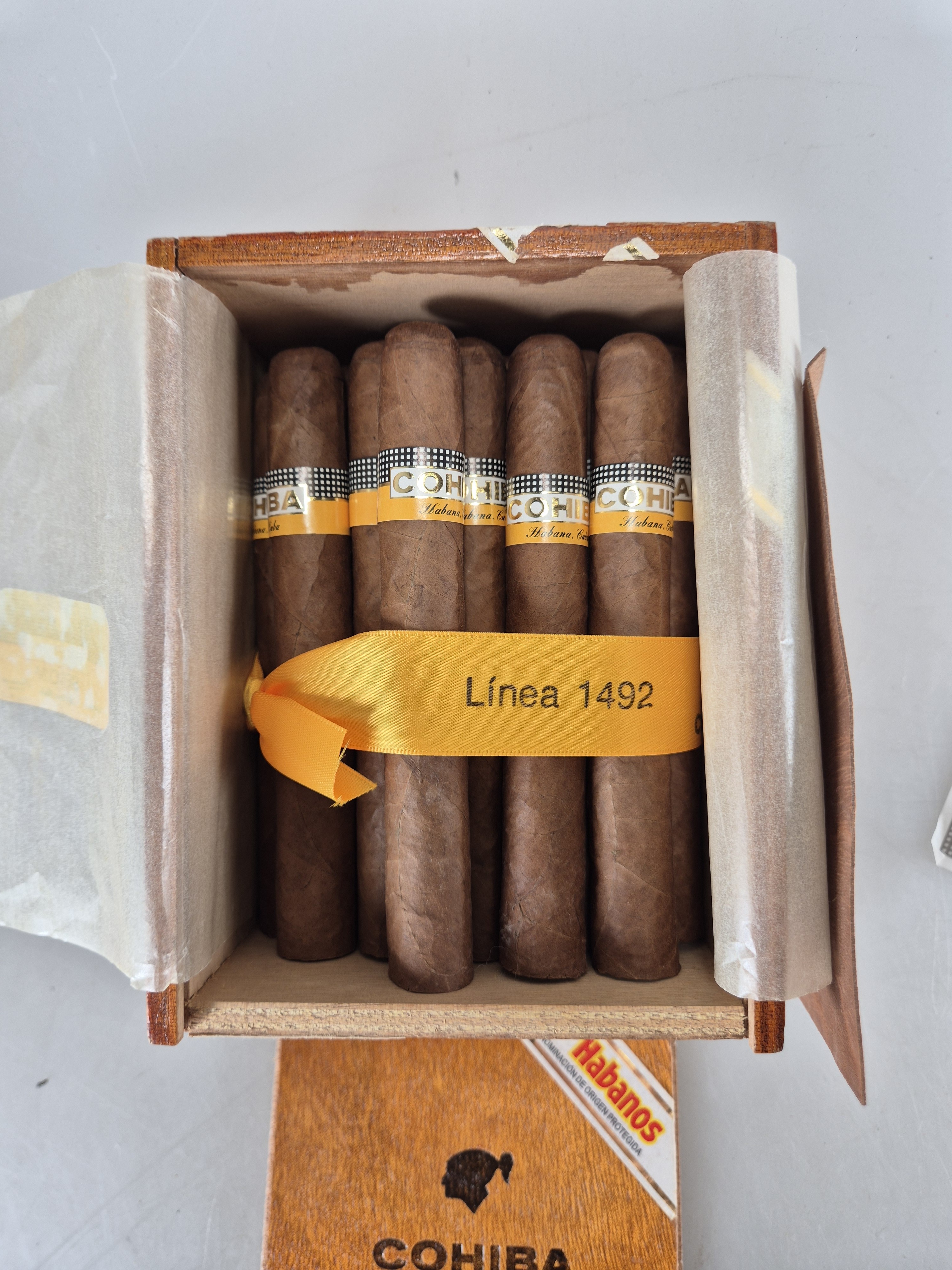Detail b: 25er Kiste mit 22 Siglo IV, Cohiba, Havana, Kuba, 2008, Coronas Gordas, Ringmaß 46, in geöffneter orig. Holzkiste; Provenienz: Aus Schweizer ...