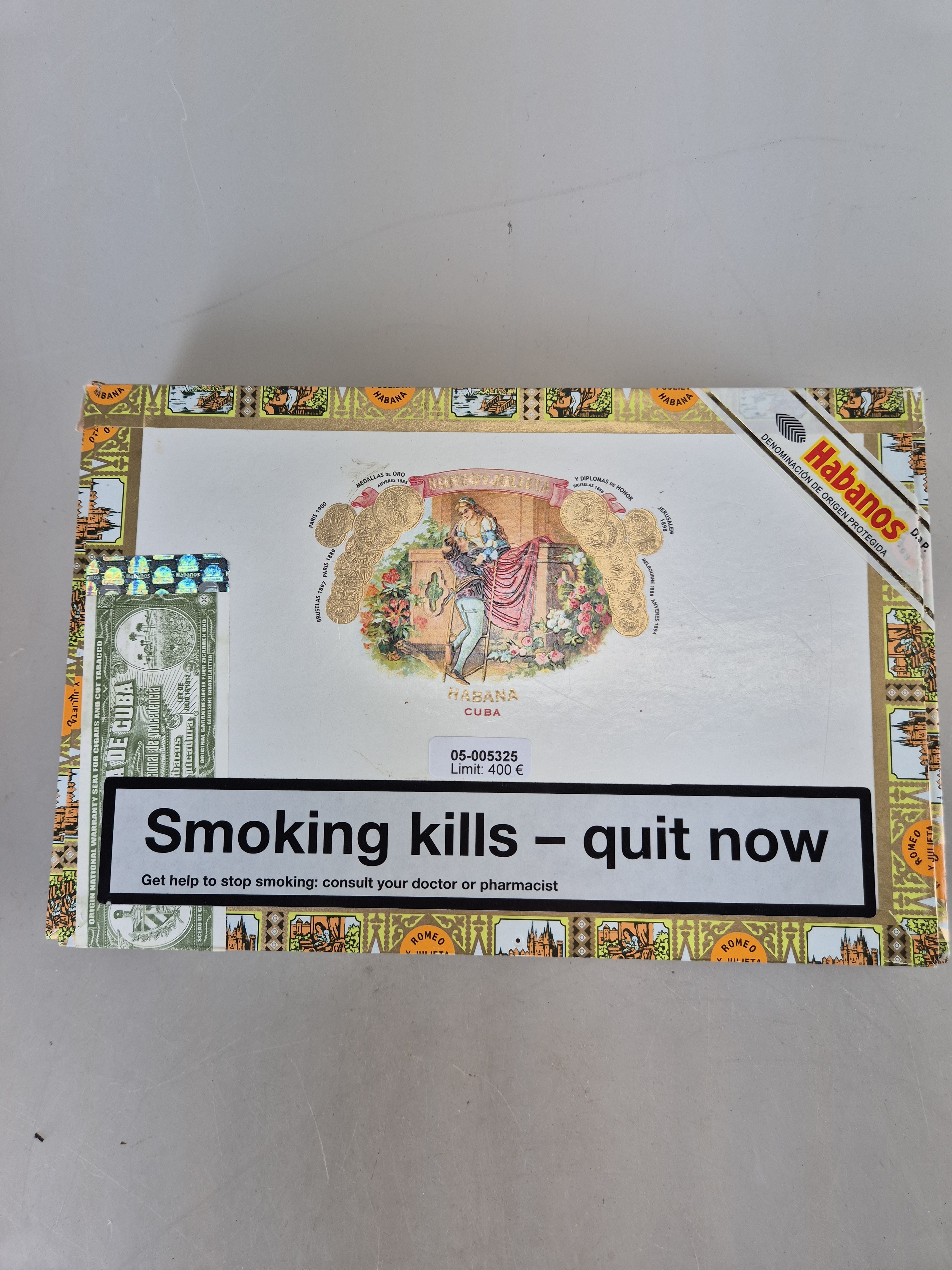 Detail a: 25er Kiste mit 18 Mille Fleurs, Romeo y Julieta, Havana, Kuba, 2021. Petit Coronas, Ringmaß 42, in geöffneter orig. Kiste; Provenienz: Aus ...