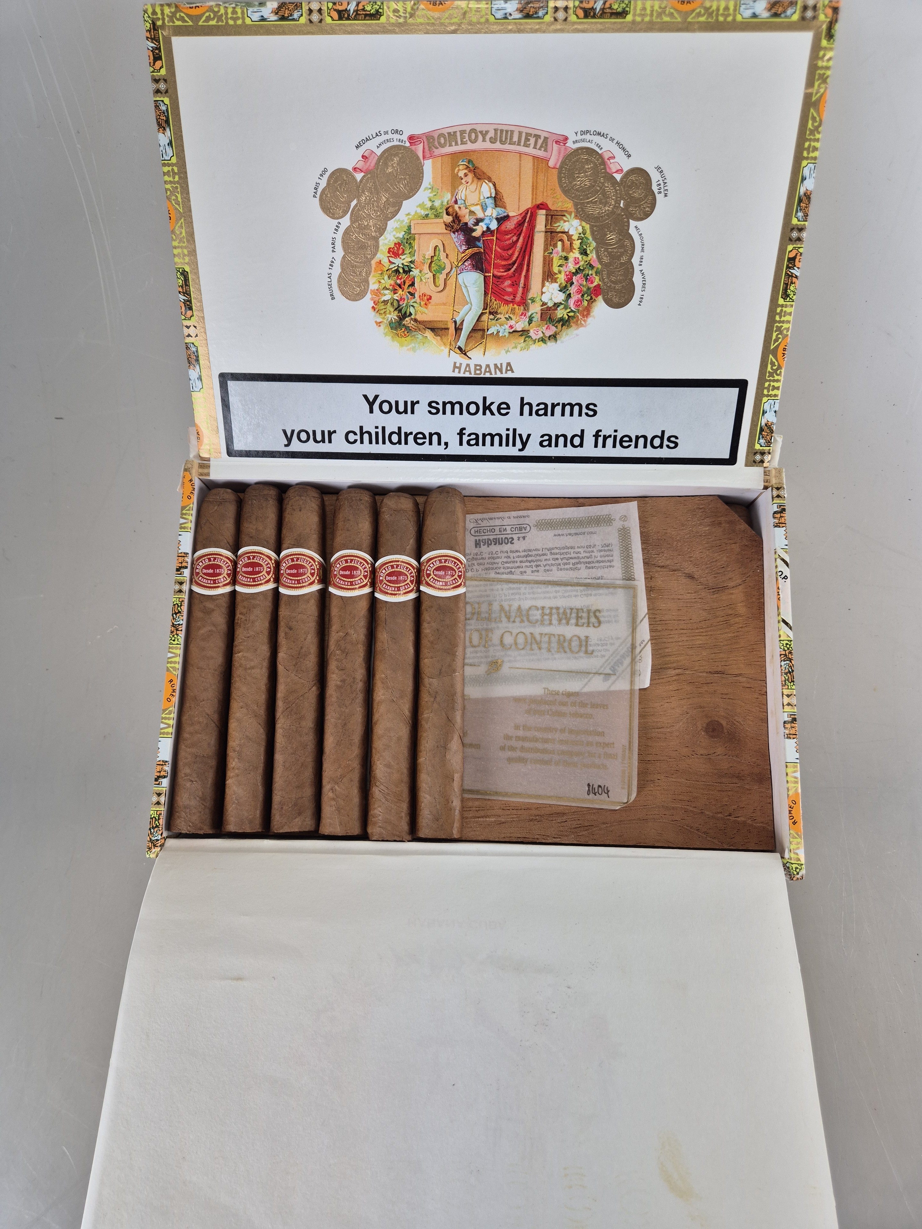 Detail b: 25er Kiste mit 18 Mille Fleurs, Romeo y Julieta, Havana, Kuba, 2021. Petit Coronas, Ringmaß 42, in geöffneter orig. Kiste; Provenienz: Aus ...