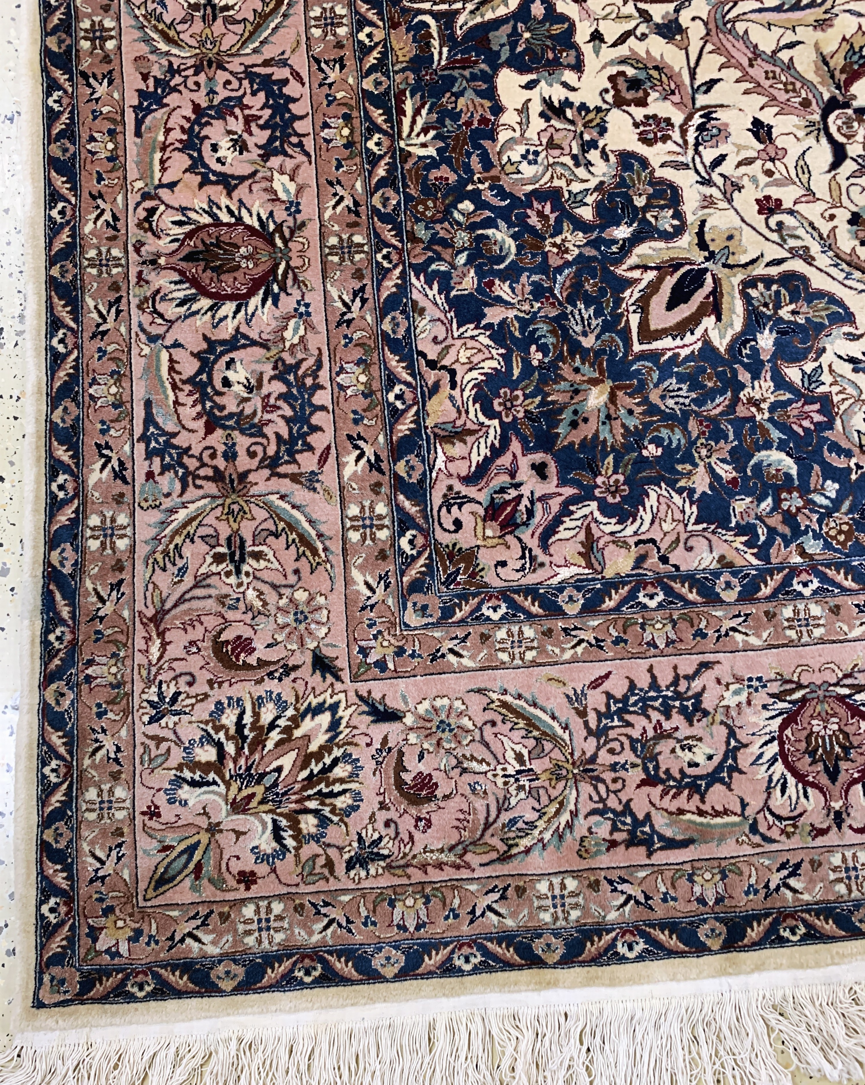 Detail b: Esfahan fein, China, Ende 20.Jhd, Korkwollemit Seide, ca. 300 x 250 cm, EHZ: 2