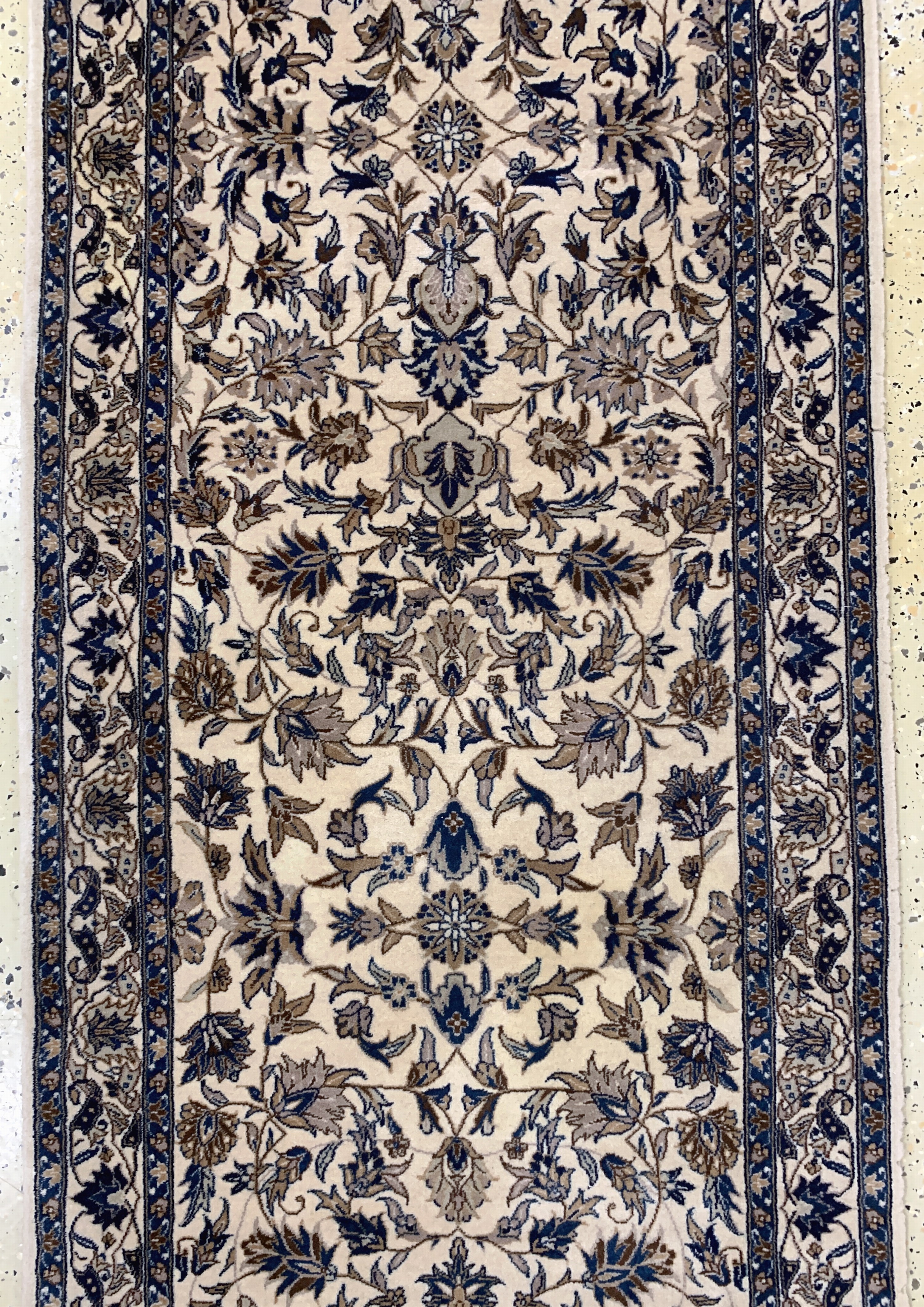 Detail g: 2 Lots Esfahan fein, China, Ende 20.Jhd, Korkwolle, ca. 170 x 107 cm & 310 x 78 cm, Mottenfrass, EHZ: 2-3
