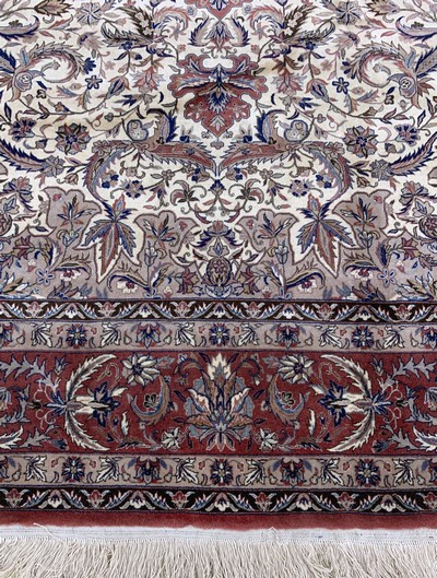 27086275g - Esfahan fein, China, Ende 20.Jhd, Korkwolleauf Seide, ca. 320 x 245 cm, EHZ: 2 ...