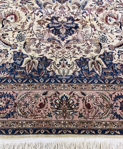 27086278g - Esfahan fein, China, Ende 20.Jhd, Korkwollemit Seide, ca. 300 x 250 cm, EHZ: 2 ...