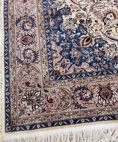 27086278h - Esfahan fein, China, Ende 20.Jhd, Korkwollemit Seide, ca. 300 x 250 cm, EHZ: 2 ...