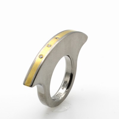 27086296a - Ausgefallener Ring mit Diamanten, GG 750/000und Titan, Brill. zus. ca. 0.03 ct Weiß/vs, ...