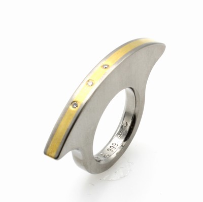 27086296b - Ausgefallener Ring mit Diamanten, GG 750/000und Titan, Brill. zus. ca. 0.03 ct Weiß/vs, ...