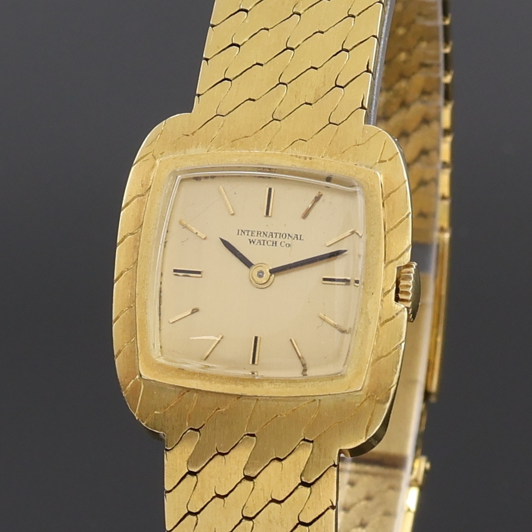 Detail a: IWC Damenarmbanduhr in GG 750/000, Schweiz um 1965, Handaufzug, orig. Goldband, Boden aufgedr., champagnerfarb. Zifferbl. m. aufges. Std.-Ind., ...