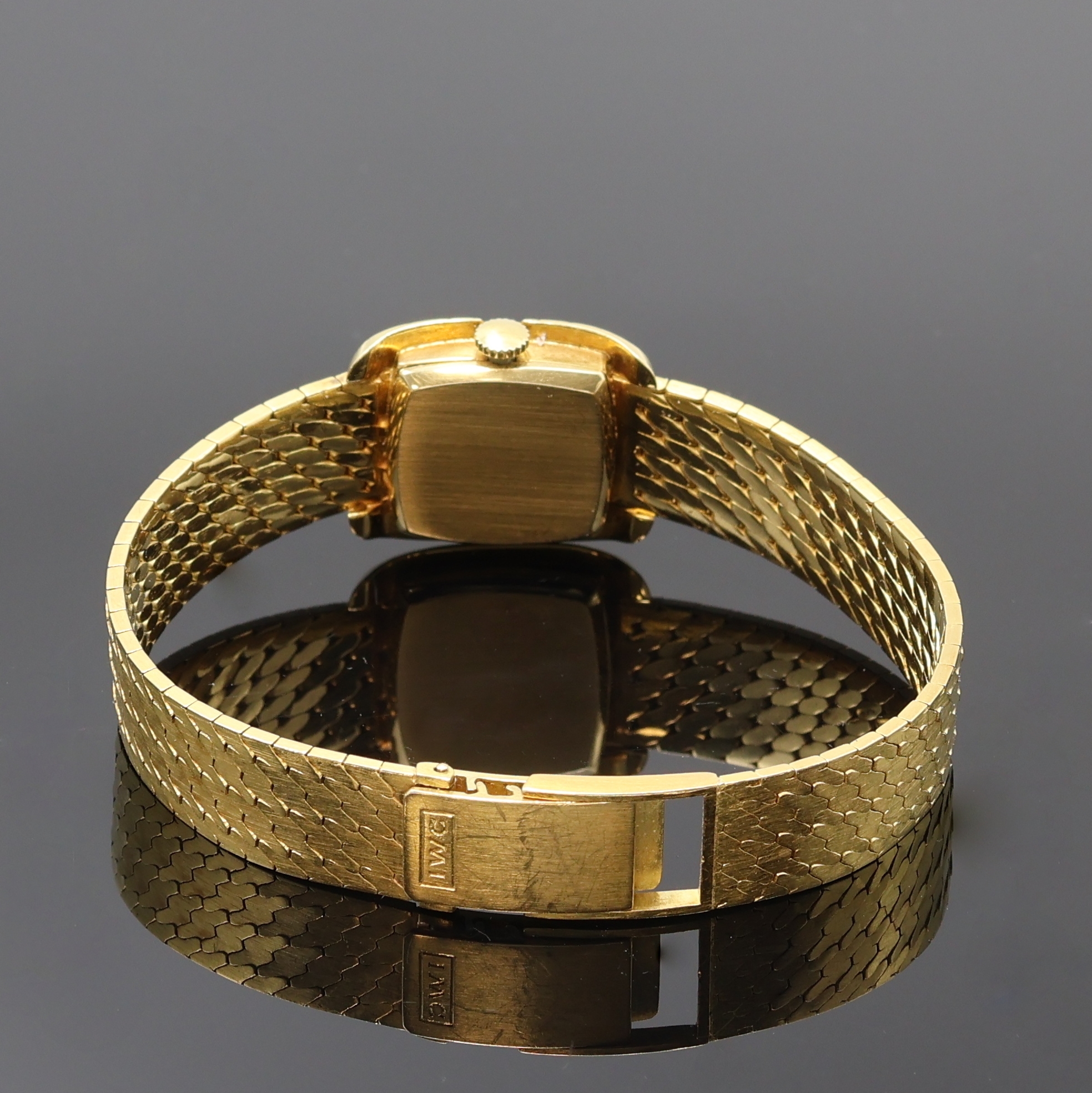 Detail b: IWC Damenarmbanduhr in GG 750/000, Schweiz um 1965, Handaufzug, orig. Goldband, Boden aufgedr., champagnerfarb. Zifferbl. m. aufges. Std.-Ind., ...