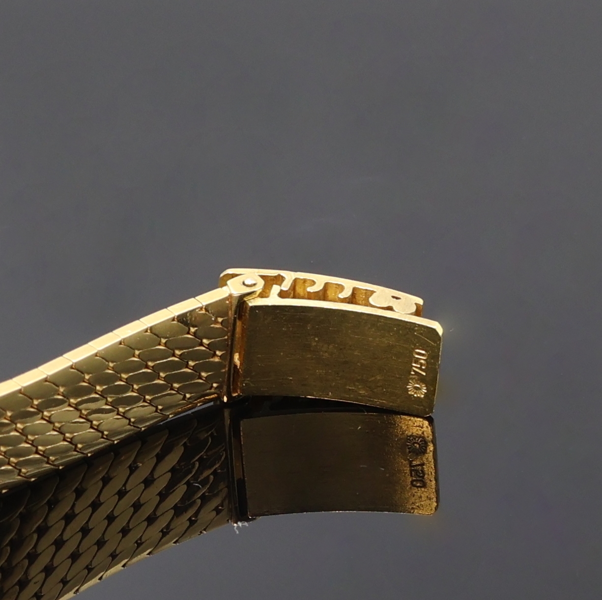 Detail c: IWC Damenarmbanduhr in GG 750/000, Schweiz um 1965, Handaufzug, orig. Goldband, Boden aufgedr., champagnerfarb. Zifferbl. m. aufges. Std.-Ind., ...