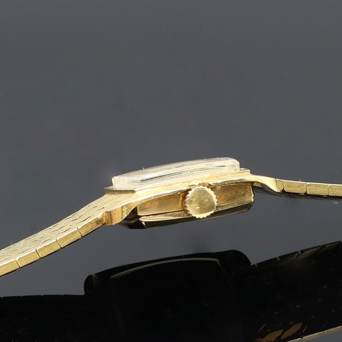 Detail d: IWC Damenarmbanduhr in GG 750/000, Schweiz um 1965, Handaufzug, orig. Goldband, Boden aufgedr., champagnerfarb. Zifferbl. m. aufges. Std.-Ind., ...