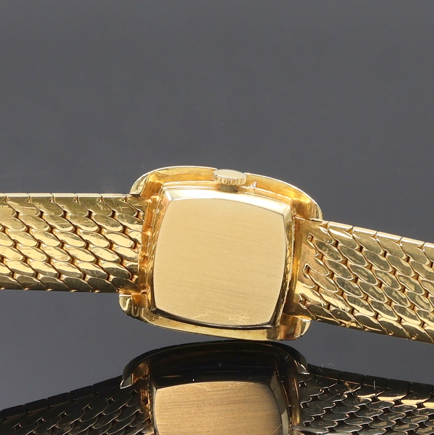 Detail e: IWC Damenarmbanduhr in GG 750/000, Schweiz um 1965, Handaufzug, orig. Goldband, Boden aufgedr., champagnerfarb. Zifferbl. m. aufges. Std.-Ind., ...