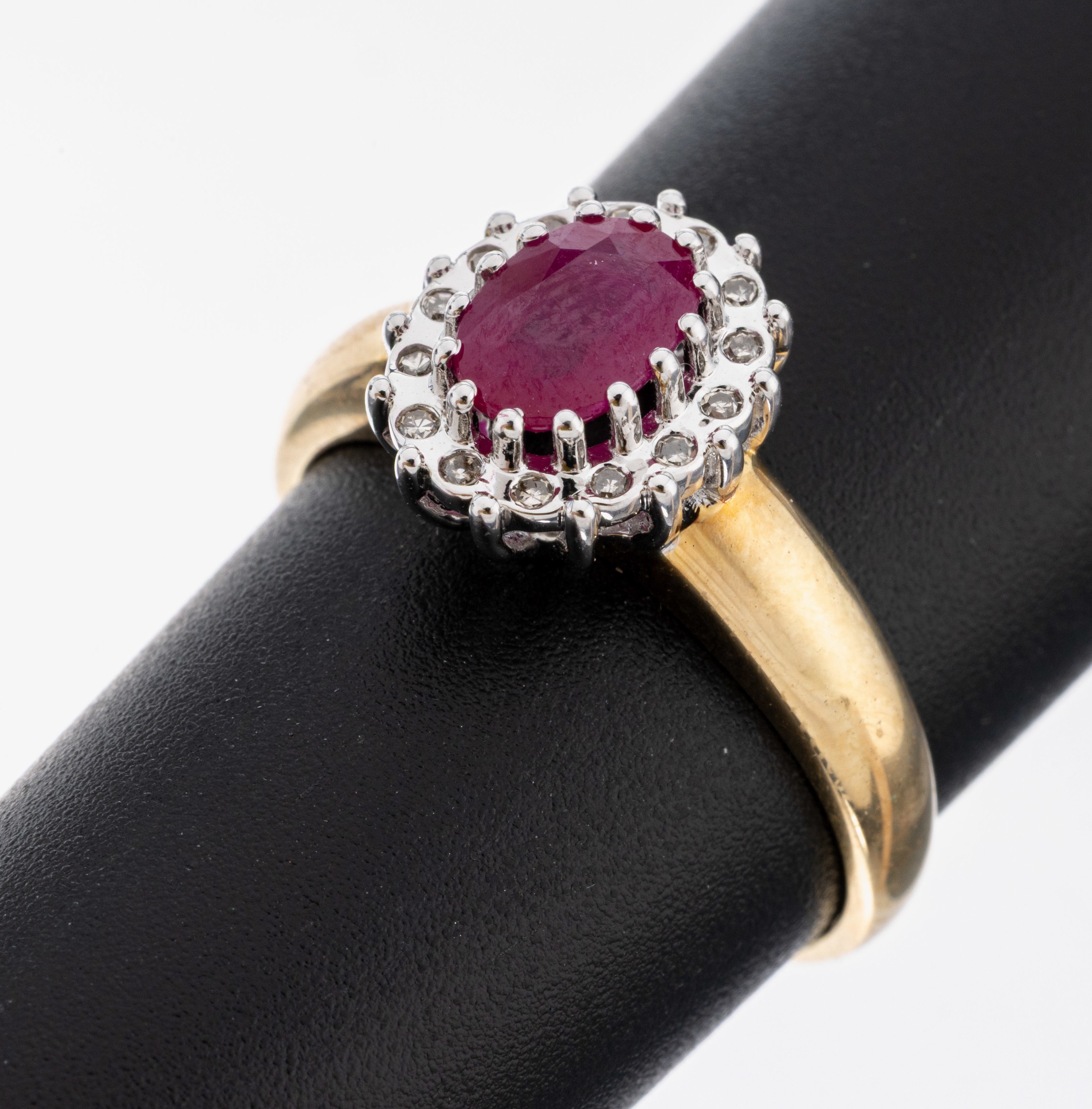 Image 27086306 - 9 kt Gold Rubin-Diamant-Ring, GG/WG 375/000, mittig ovalfacett. Rubin ca. 0.30 ct,14 ...