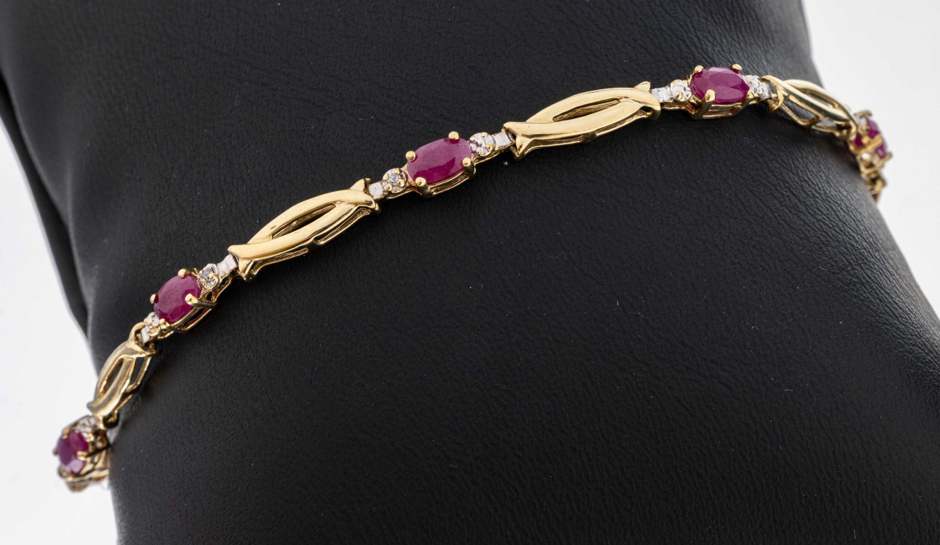 Image 27086307 - 10 kt Gold Rubin-Armband, GG 417/000, 8 ovalfacett. Rubine zus. ca. 0.30 ct, L. ca. ...