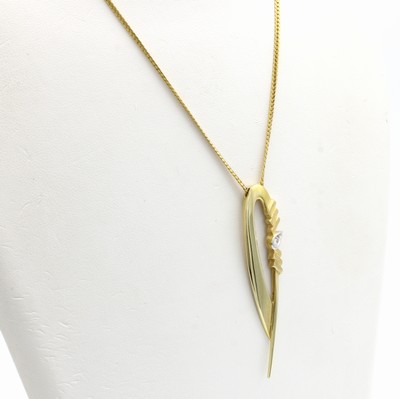 27086313a - Collier mit Diamanten, GG 585/000, spitz- ovaler Anhänger m. Diam. ca. 0.03 ct ...