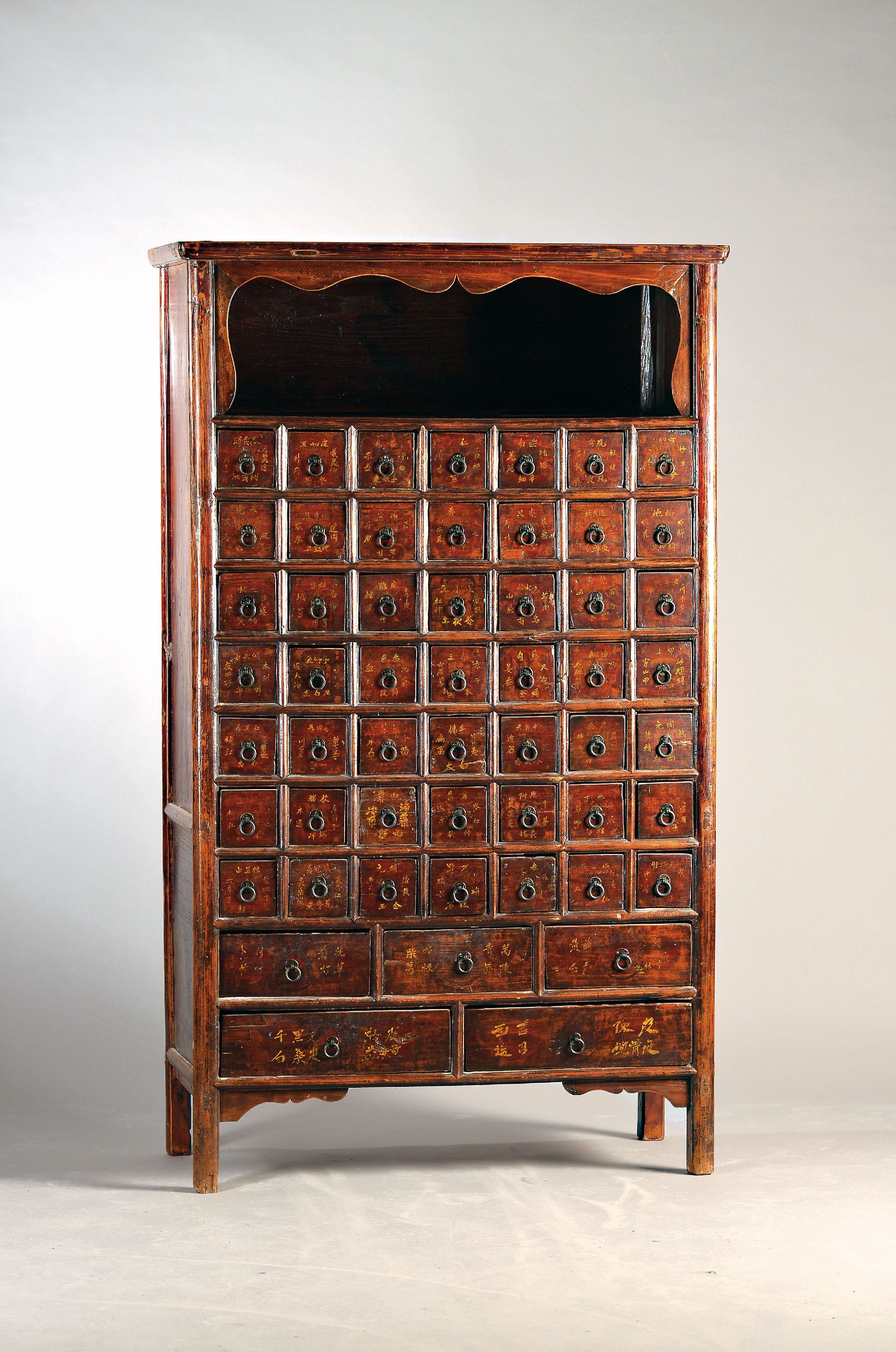 Image 27086498 - Apothekerschrank, China, um 1900, Tropenholz, rötlich gefaßt, 54 Schubladen, ca. ...