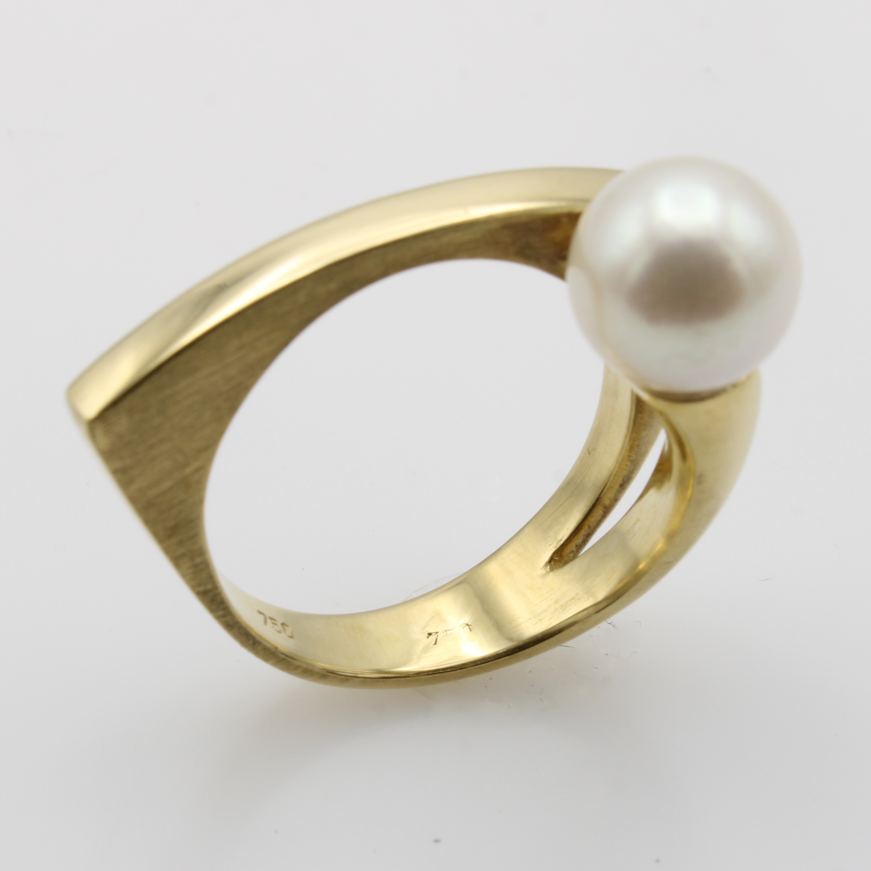 Image 27086504 - Massiver Ring mit Akoyaperle, GG 585/000, Perle seitl. an Ringkopf, RW ca. 55