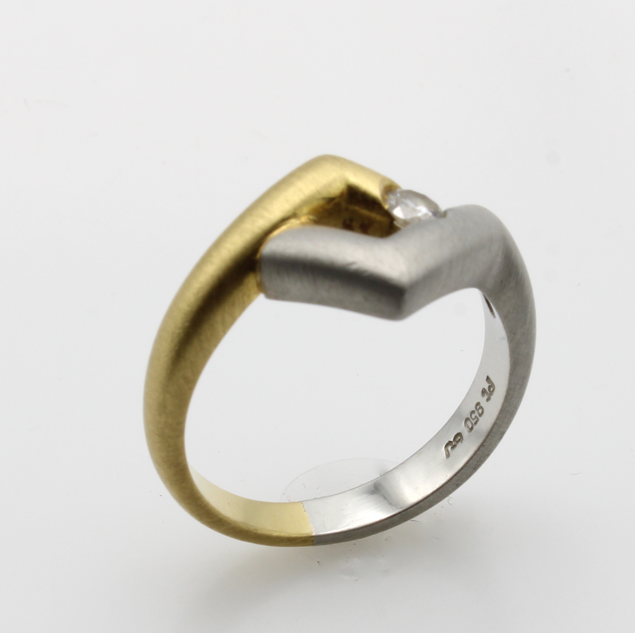 Image 27086508 - Ring mit Brillant, GG 750/000 u. Platin 950, Brill. ca. 0.15 ct Weiß/si, feinsatiniert, ...