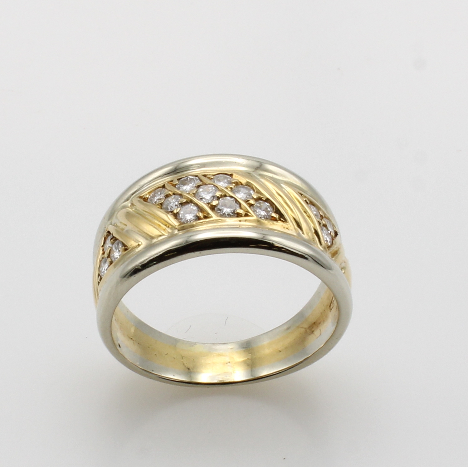 Image 27086510 - Ring mit Brillanten, GG/WG 750/000, 15 Brill. zus. ca. 0.30 ct feines Weiß/si, Ring- ...
