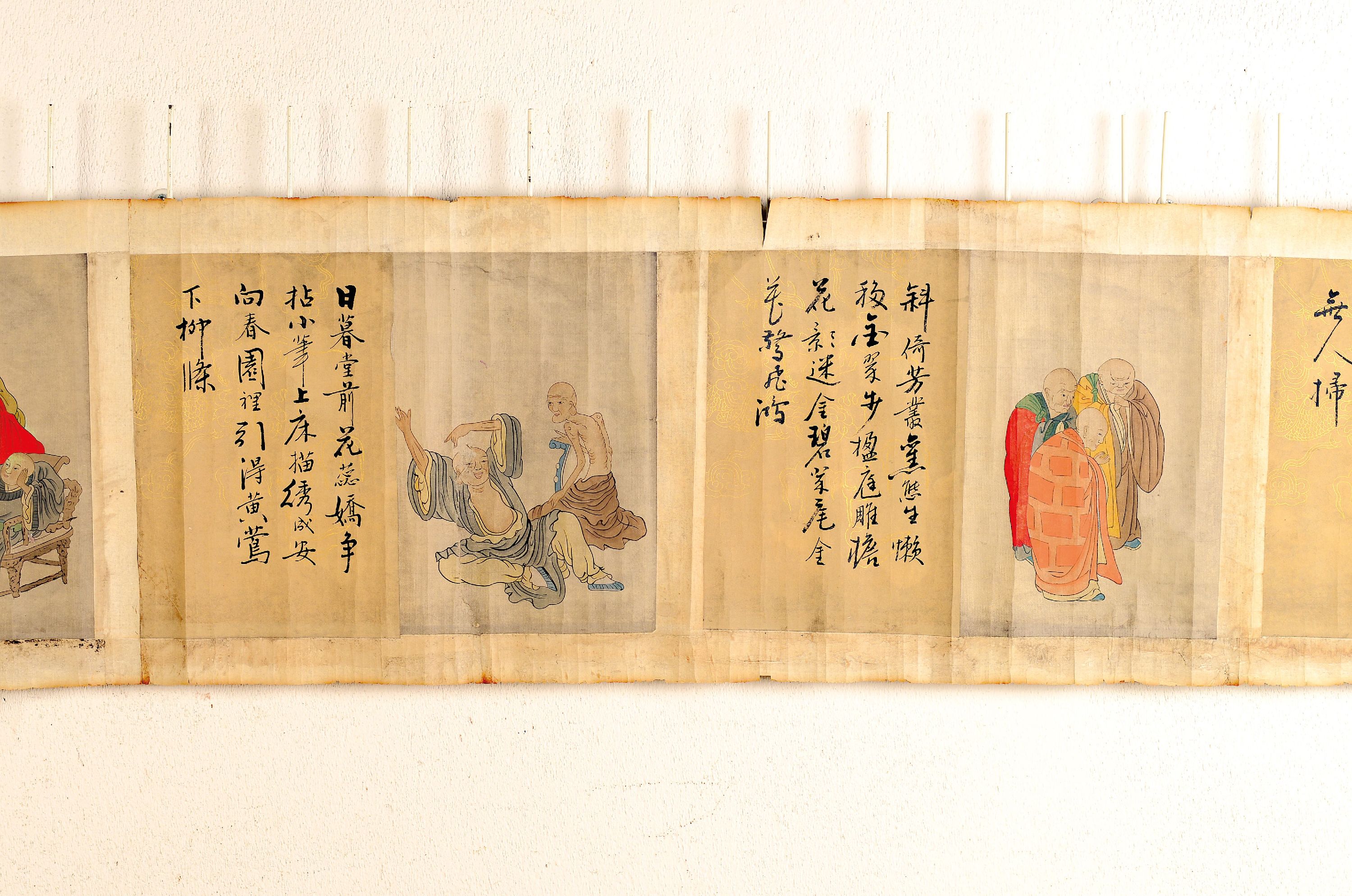 Image 27086534 - Zwei Kalligraphie-Farbholzschnitt-Rollen, China, 19. Jh., 1x 6 versch. Figuren in ...