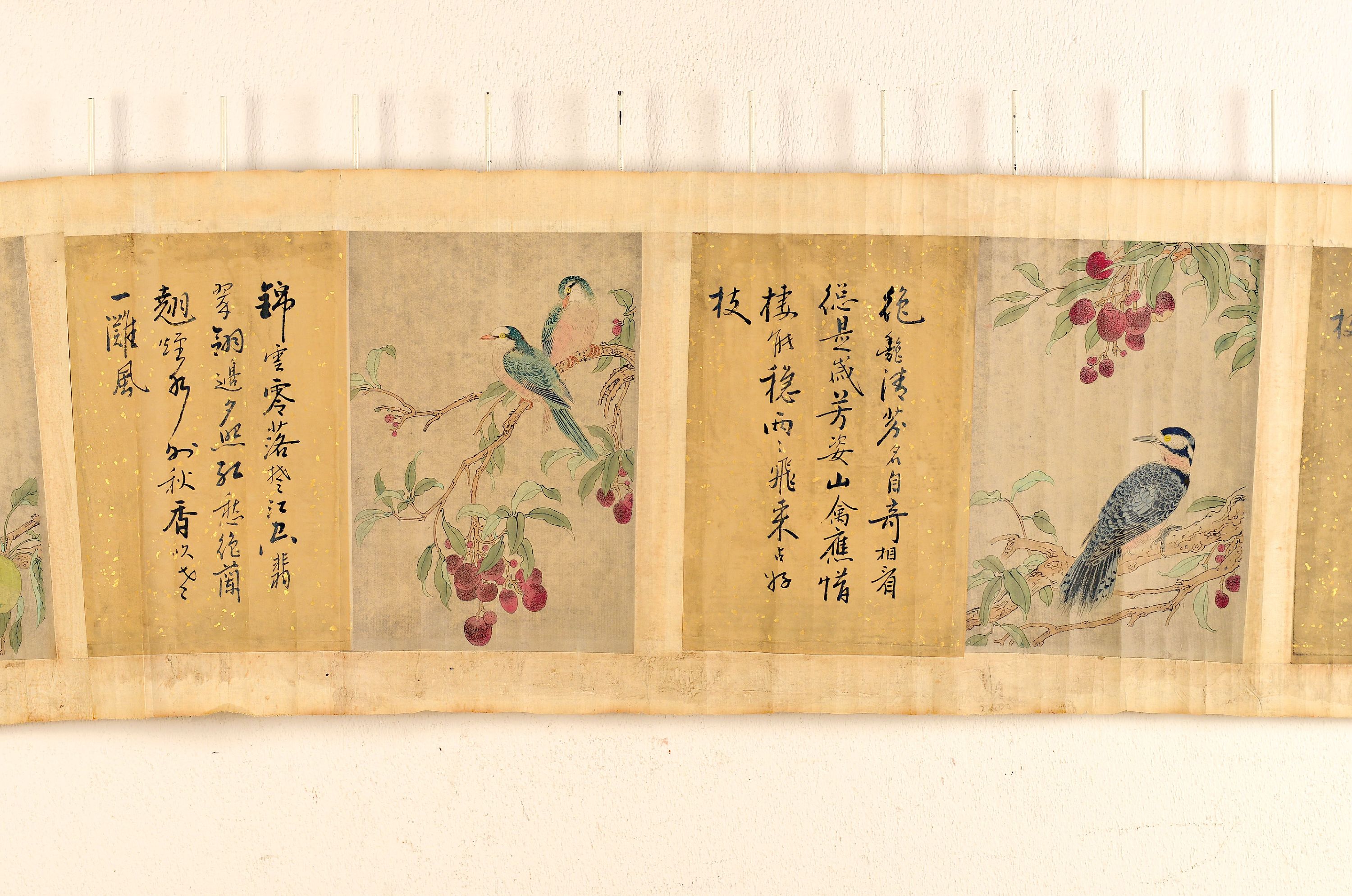 Detail a: Zwei Kalligraphie-Farbholzschnitt-Rollen, China, 19. Jh., 1x 6 versch. Figuren in Landschaft und Schrift, 1x 6 verschiedene Tierdarstellungen und ...