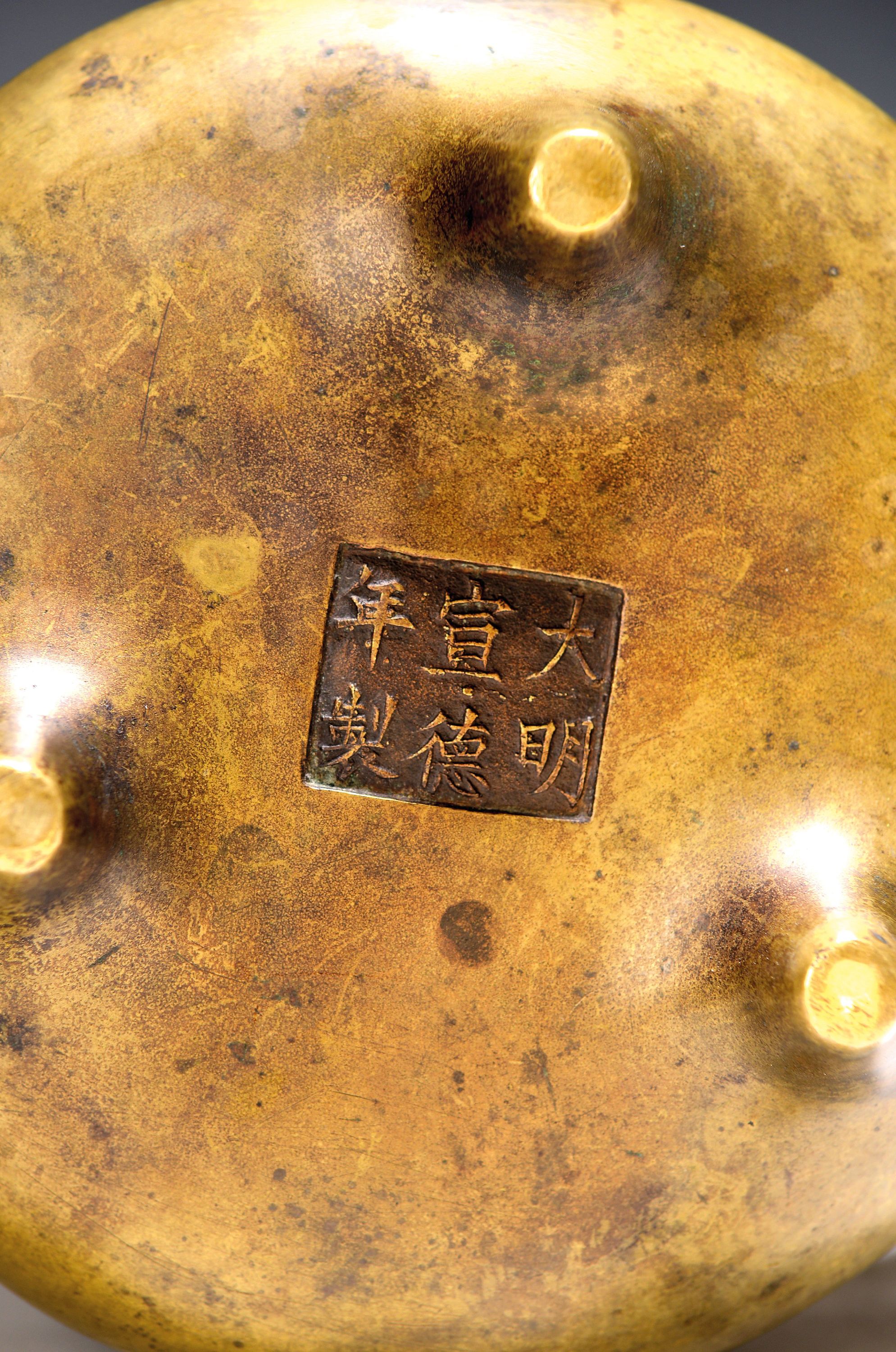 Detail b: Koro/Weihrauchbrenner, China, 18./19. Jahrhundert, Bronze, auf drei Füssen, Doppelhenkel, am Boden bezeichnet, ca. 13 cm, D. 16 cm