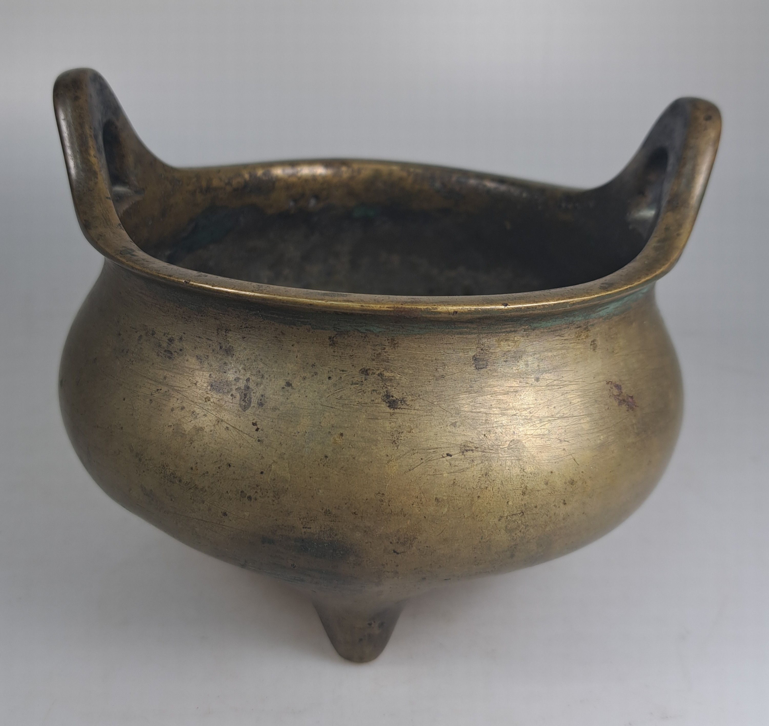 Detail c: Koro/Weihrauchbrenner, China, 18./19. Jahrhundert, Bronze, auf drei Füssen, Doppelhenkel, am Boden bezeichnet, ca. 13 cm, D. 16 cm