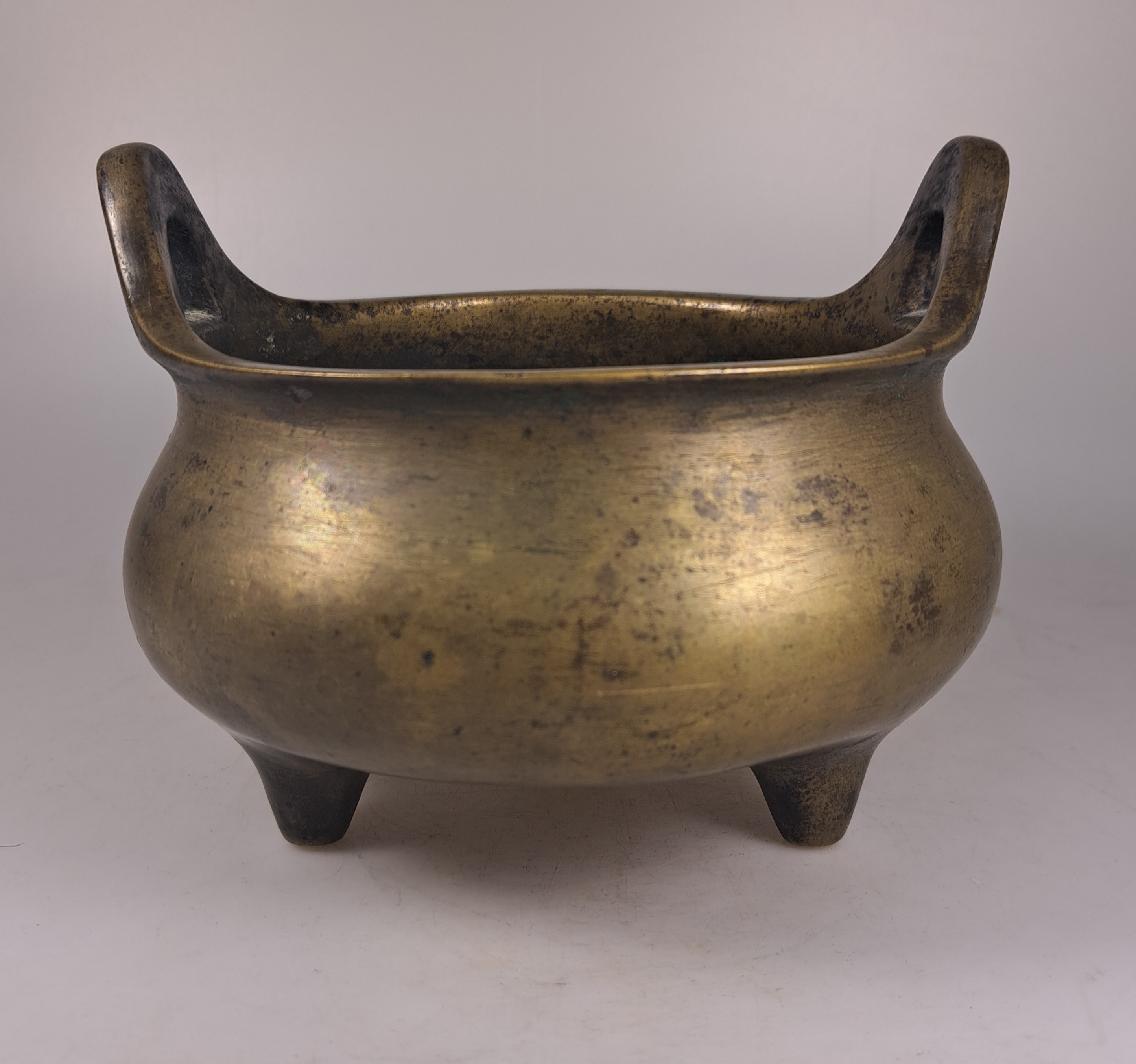 Detail f: Koro/Weihrauchbrenner, China, 18./19. Jahrhundert, Bronze, auf drei Füssen, Doppelhenkel, am Boden bezeichnet, ca. 13 cm, D. 16 cm