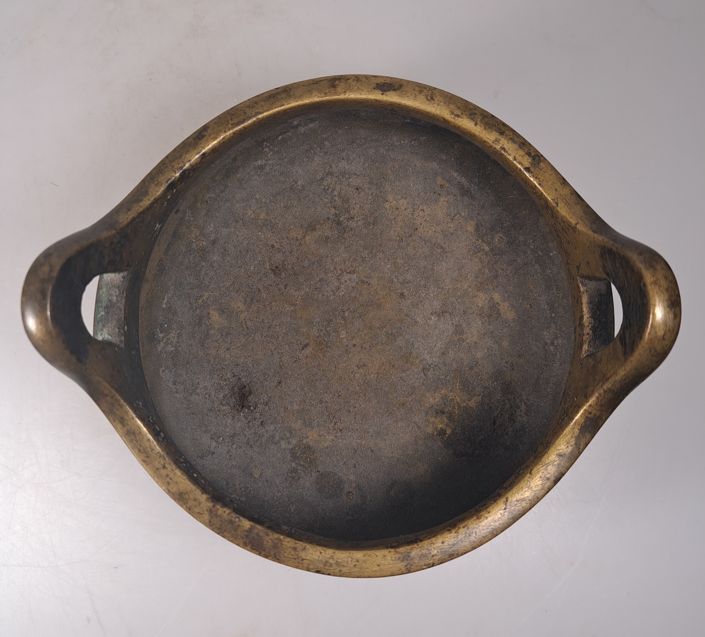 Detail g: Koro/Weihrauchbrenner, China, 18./19. Jahrhundert, Bronze, auf drei Füssen, Doppelhenkel, am Boden bezeichnet, ca. 13 cm, D. 16 cm