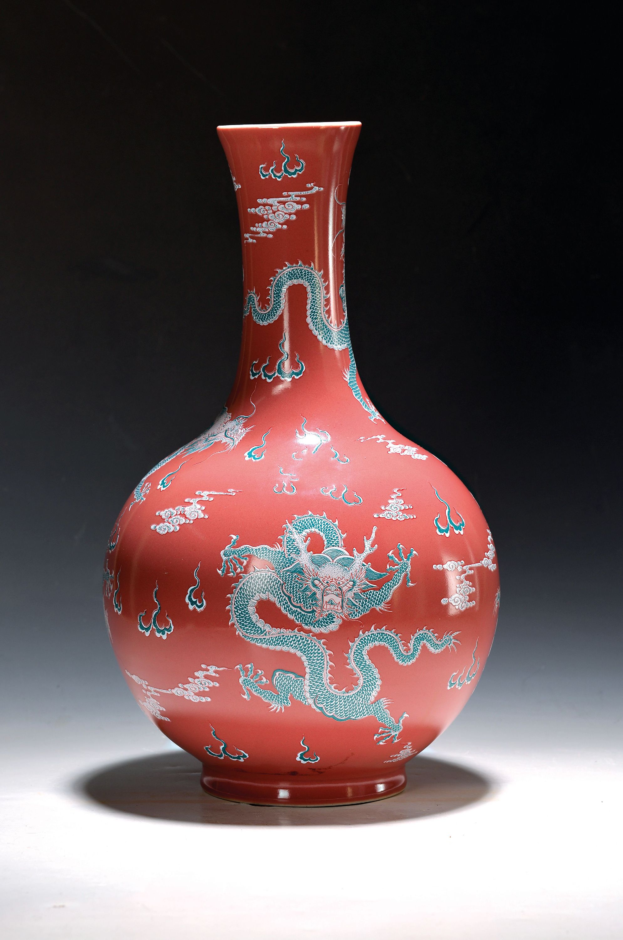 Image 27086571 - Große Vase, China, 20. Jh., Porzellan, umlaufender Drachendekor, in Grün und weiß, ...