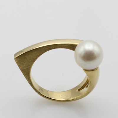 27086504a - Massiver Ring mit Akoyaperle, GG 585/000, Perle seitl. an Ringkopf, RW ca. 55
