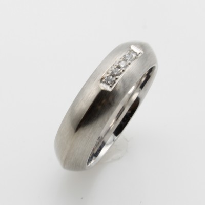 27086507a - Massiver Ring mit Brillanten, WG 585/000, feinsatiniert, Brill. zus. ca. 0.06 ct feines ...