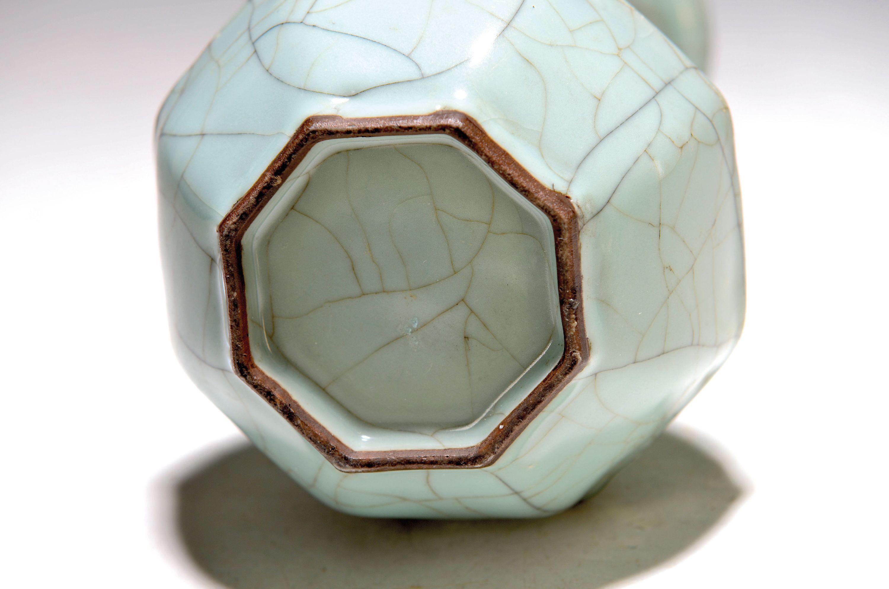 Detail a: Seladon-Vase, China, mit Craquelé, octagonale Form, langer Hals, am Ausguß beschädigt, H. ca. 23 cm, in der Art der Song-Dynastie