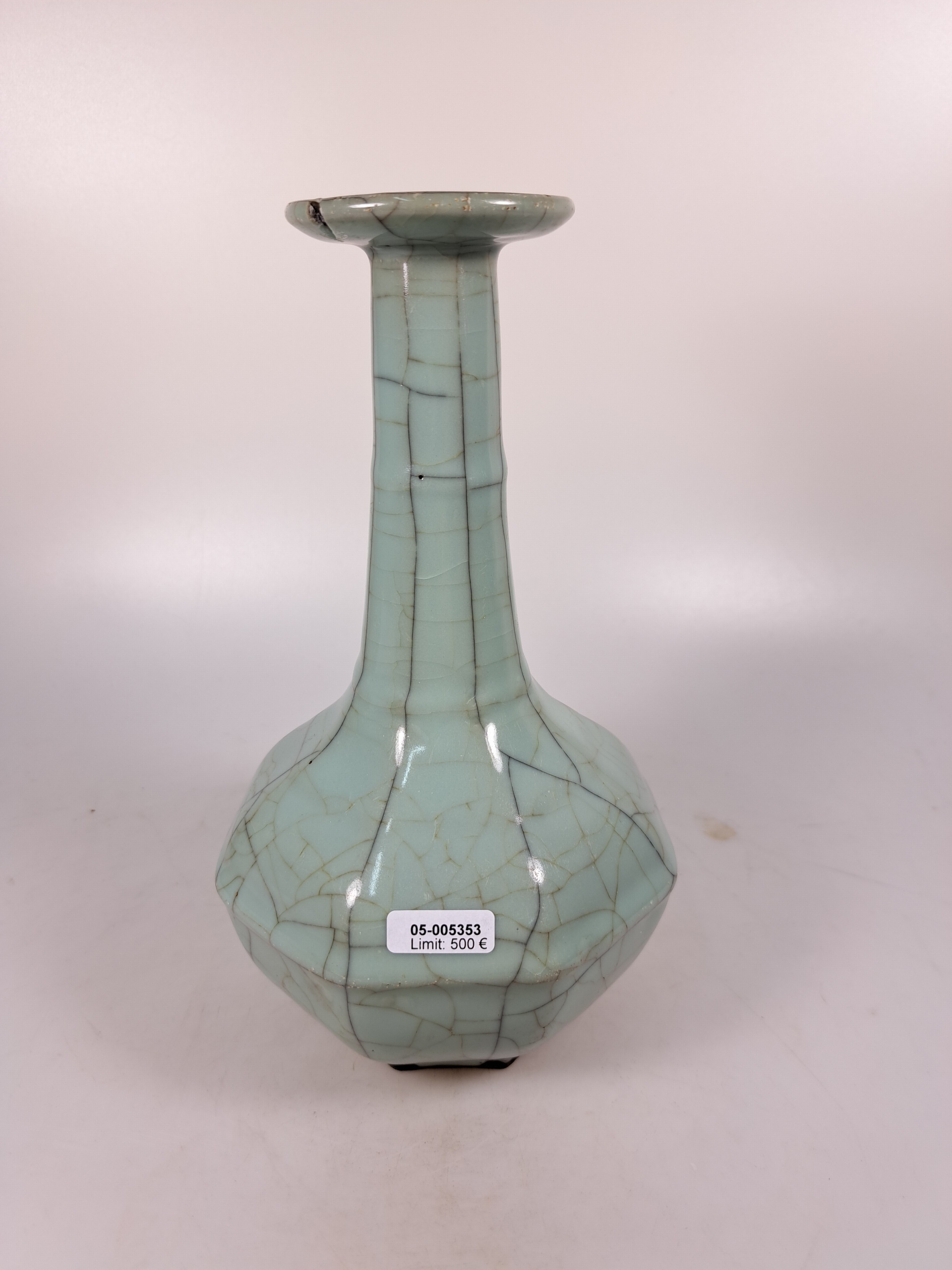 Detail b: Seladon-Vase, China, mit Craquelé, octagonale Form, langer Hals, am Ausguß beschädigt, H. ca. 23 cm, in der Art der Song-Dynastie