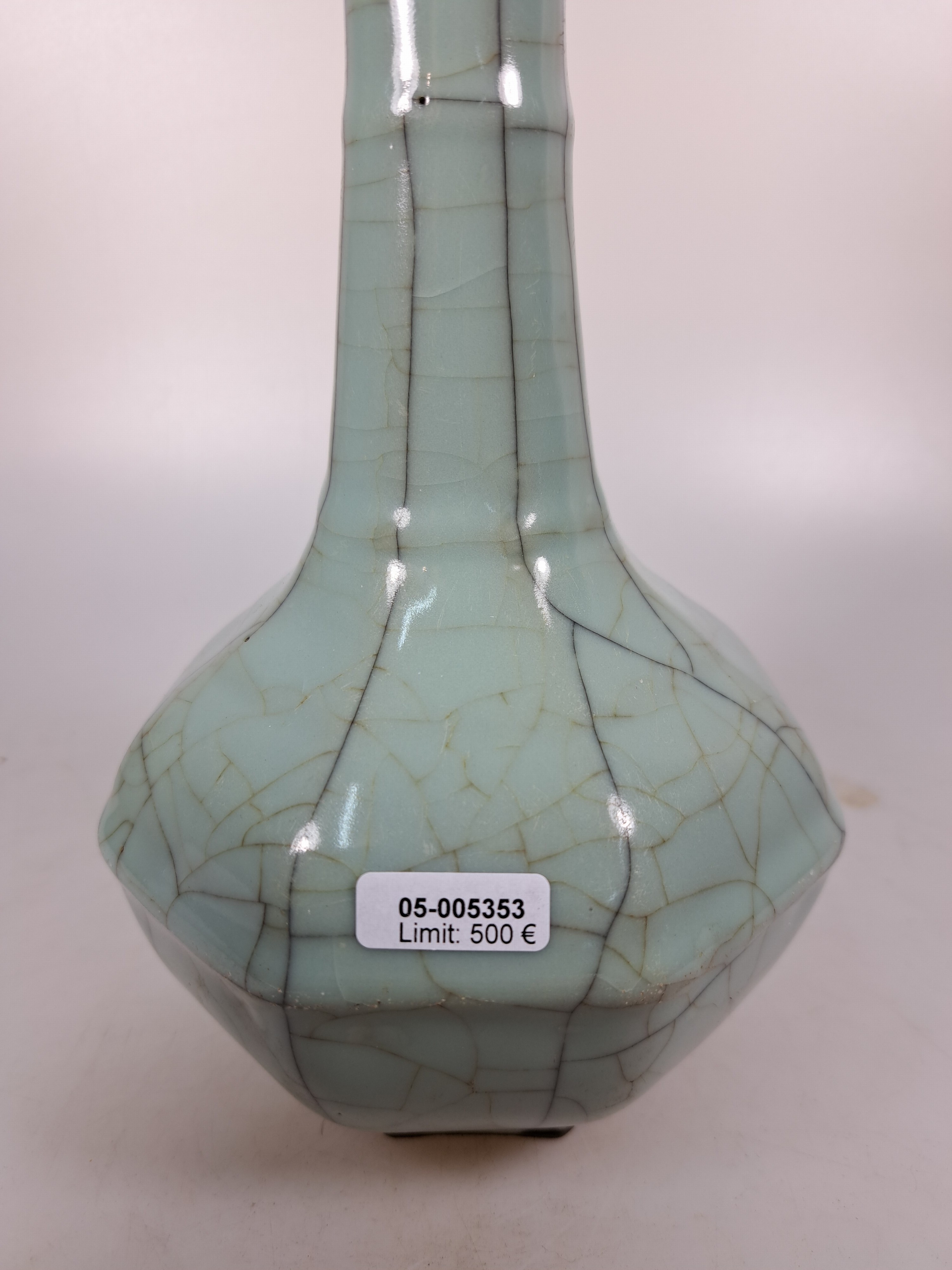 Detail c: Seladon-Vase, China, mit Craquelé, octagonale Form, langer Hals, am Ausguß beschädigt, H. ca. 23 cm, in der Art der Song-Dynastie