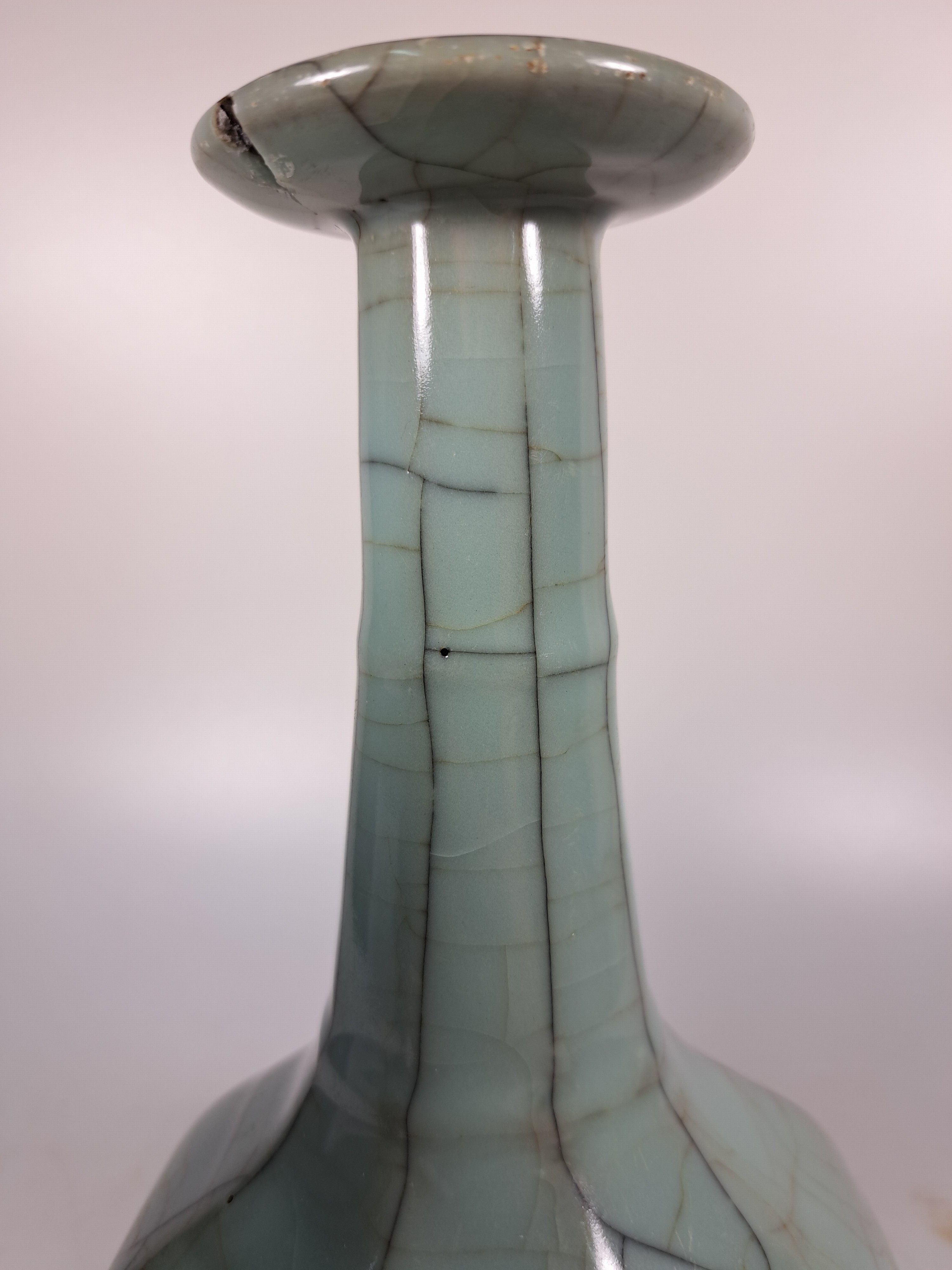 Detail d: Seladon-Vase, China, mit Craquelé, octagonale Form, langer Hals, am Ausguß beschädigt, H. ca. 23 cm, in der Art der Song-Dynastie