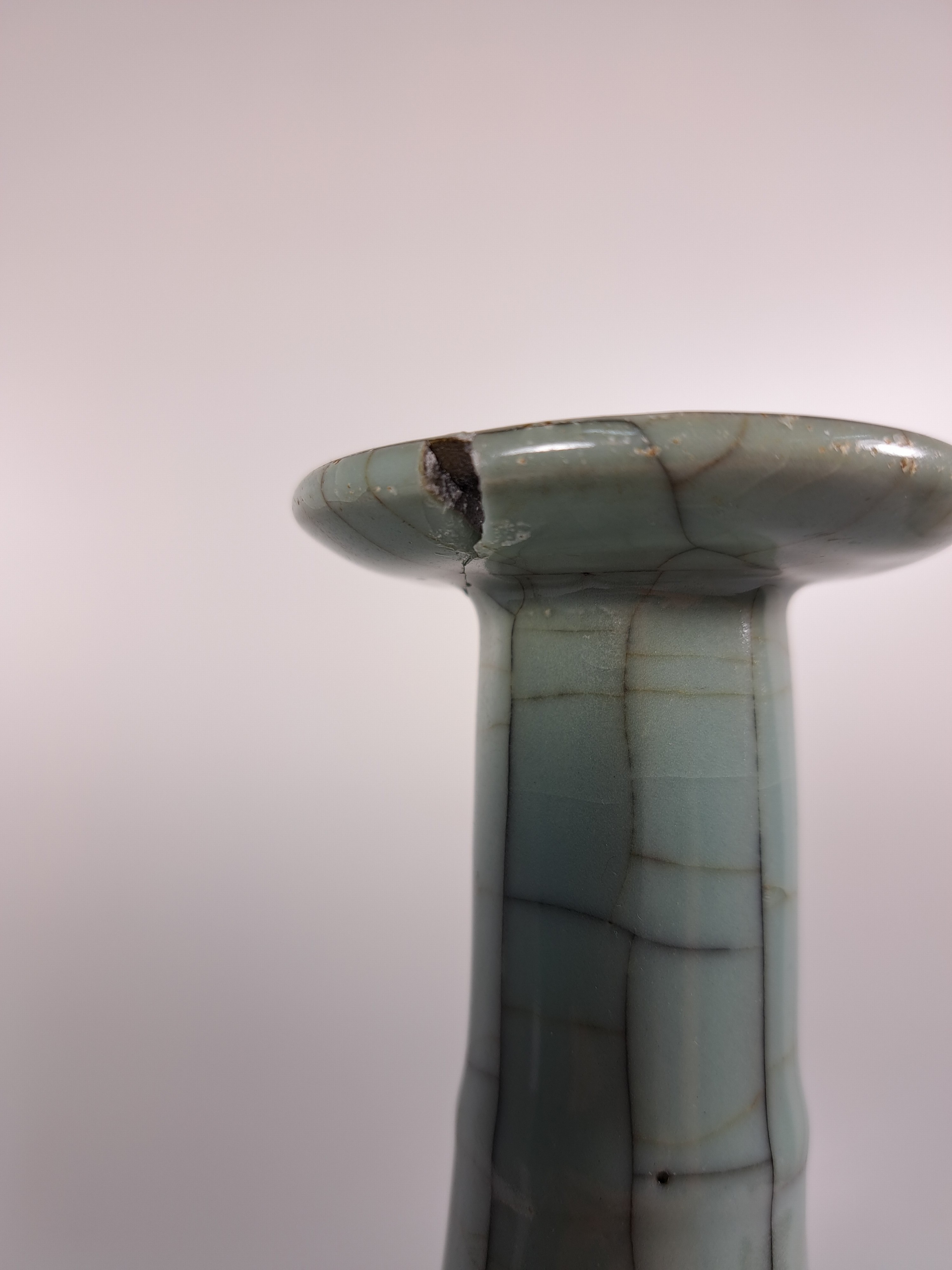 Detail e: Seladon-Vase, China, mit Craquelé, octagonale Form, langer Hals, am Ausguß beschädigt, H. ca. 23 cm, in der Art der Song-Dynastie