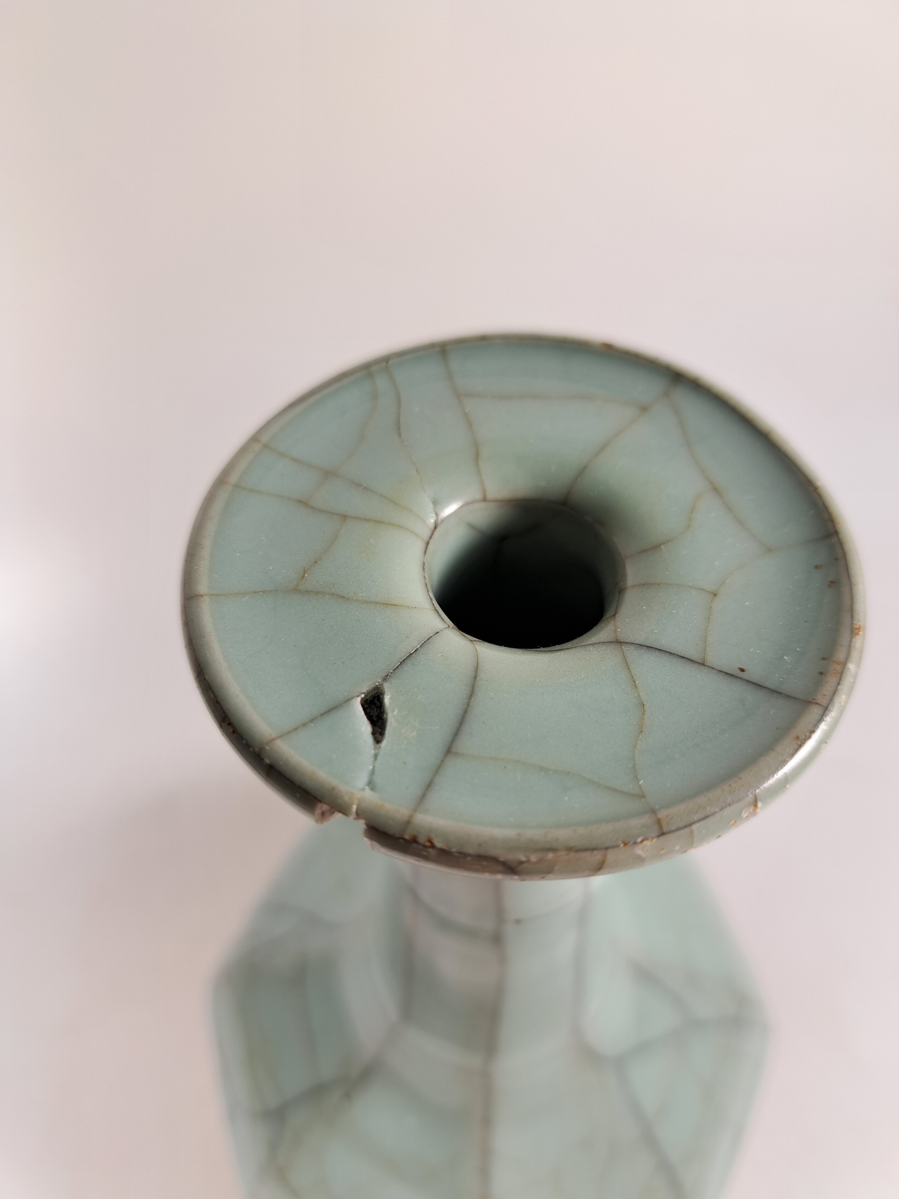 Detail f: Seladon-Vase, China, mit Craquelé, octagonale Form, langer Hals, am Ausguß beschädigt, H. ca. 23 cm, in der Art der Song-Dynastie