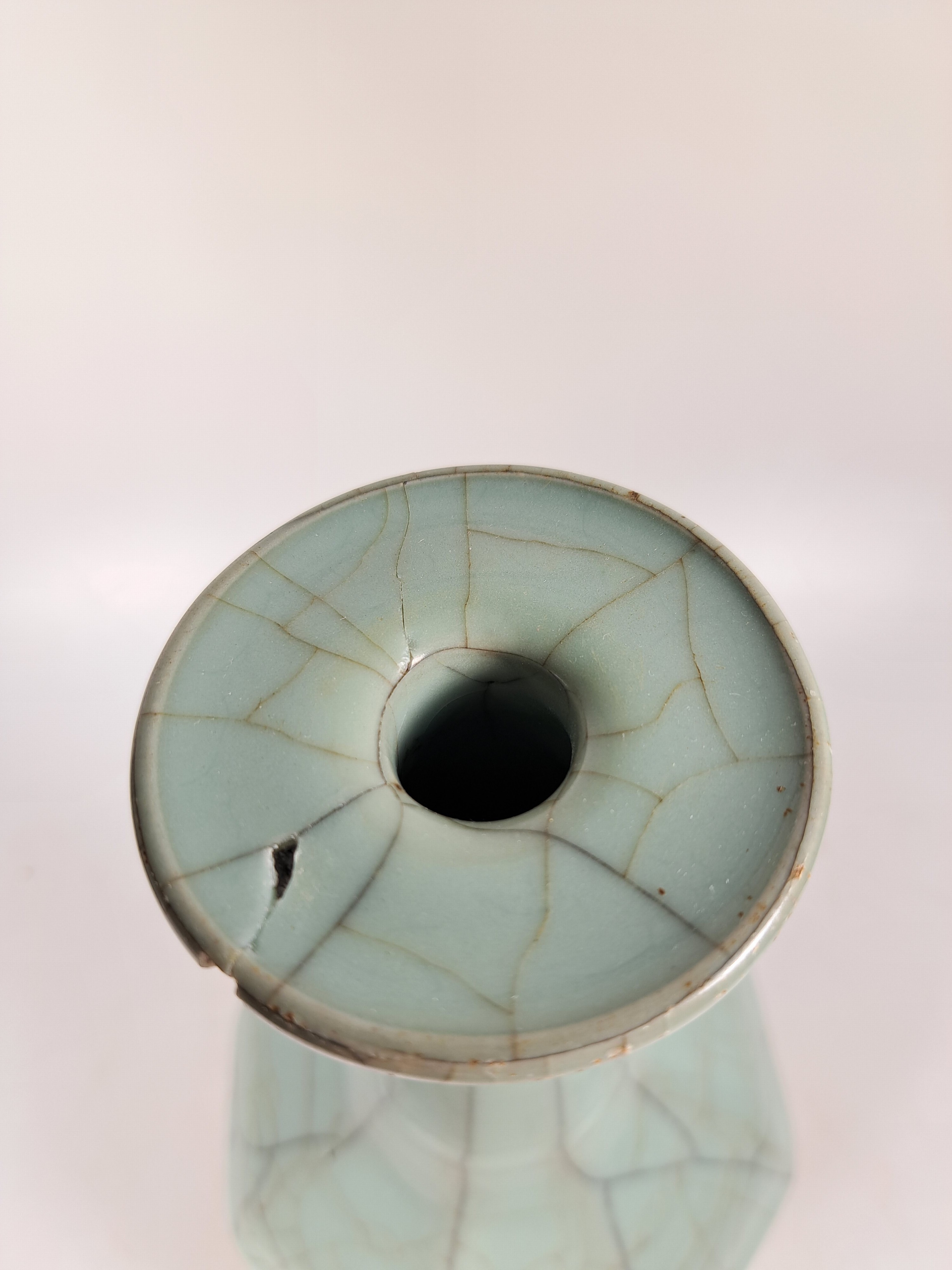 Detail g: Seladon-Vase, China, mit Craquelé, octagonale Form, langer Hals, am Ausguß beschädigt, H. ca. 23 cm, in der Art der Song-Dynastie