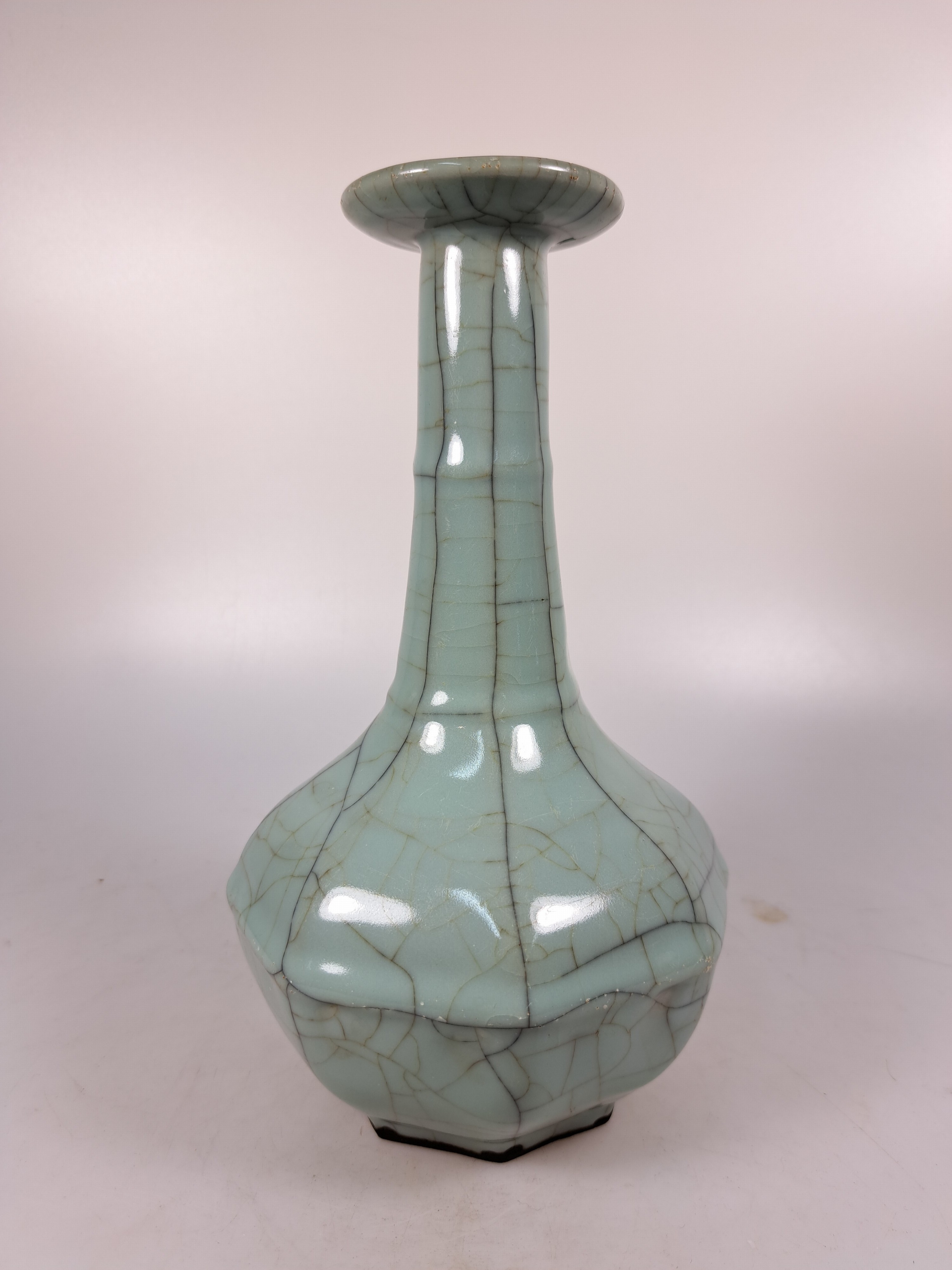 Detail h: Seladon-Vase, China, mit Craquelé, octagonale Form, langer Hals, am Ausguß beschädigt, H. ca. 23 cm, in der Art der Song-Dynastie