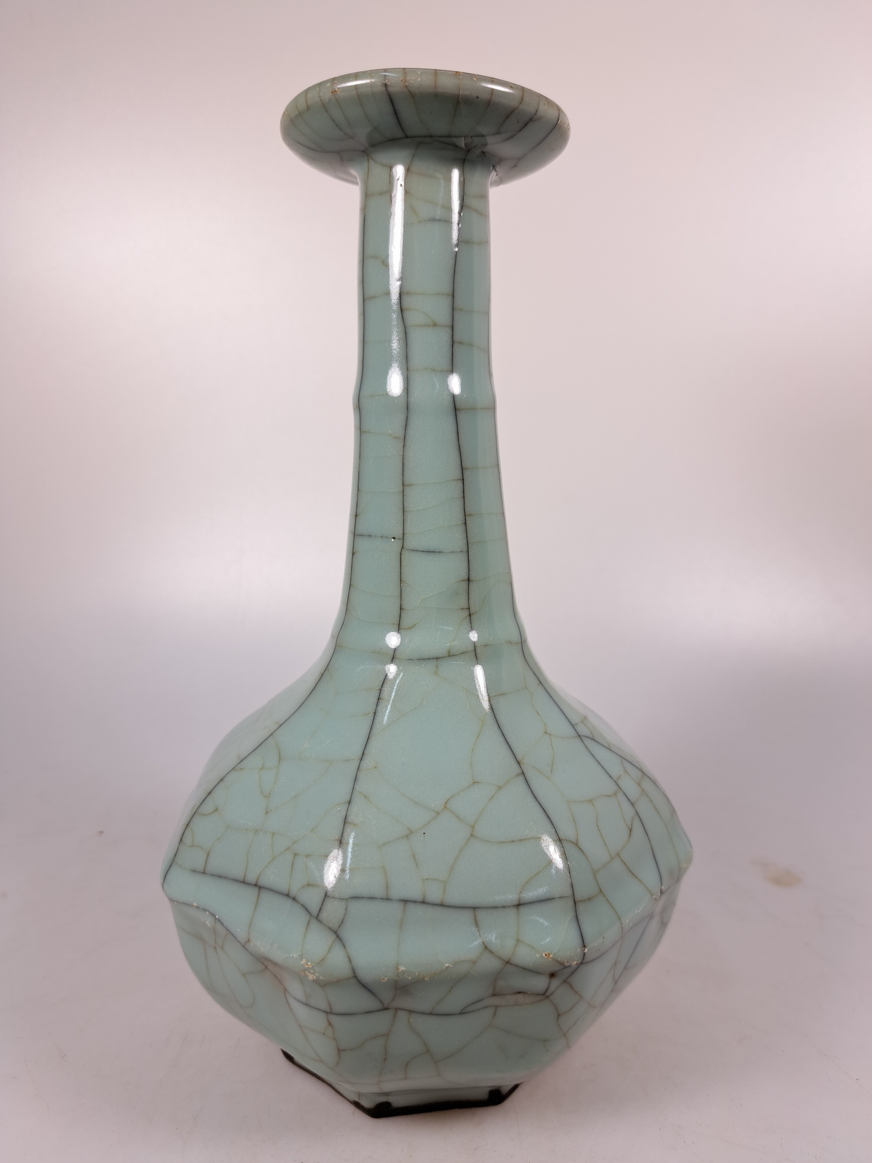 Detail i: Seladon-Vase, China, mit Craquelé, octagonale Form, langer Hals, am Ausguß beschädigt, H. ca. 23 cm, in der Art der Song-Dynastie