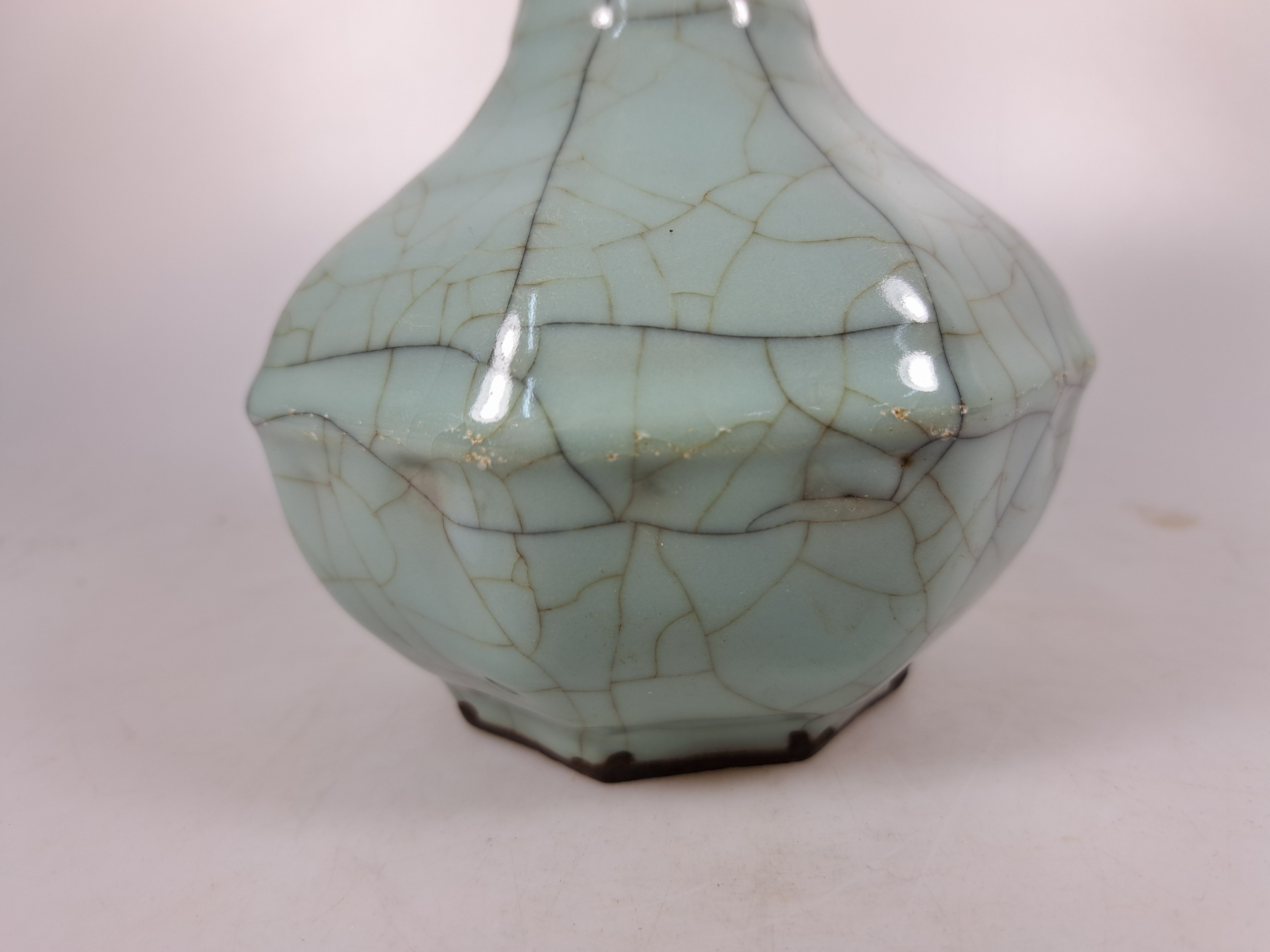 Detail j: Seladon-Vase, China, mit Craquelé, octagonale Form, langer Hals, am Ausguß beschädigt, H. ca. 23 cm, in der Art der Song-Dynastie