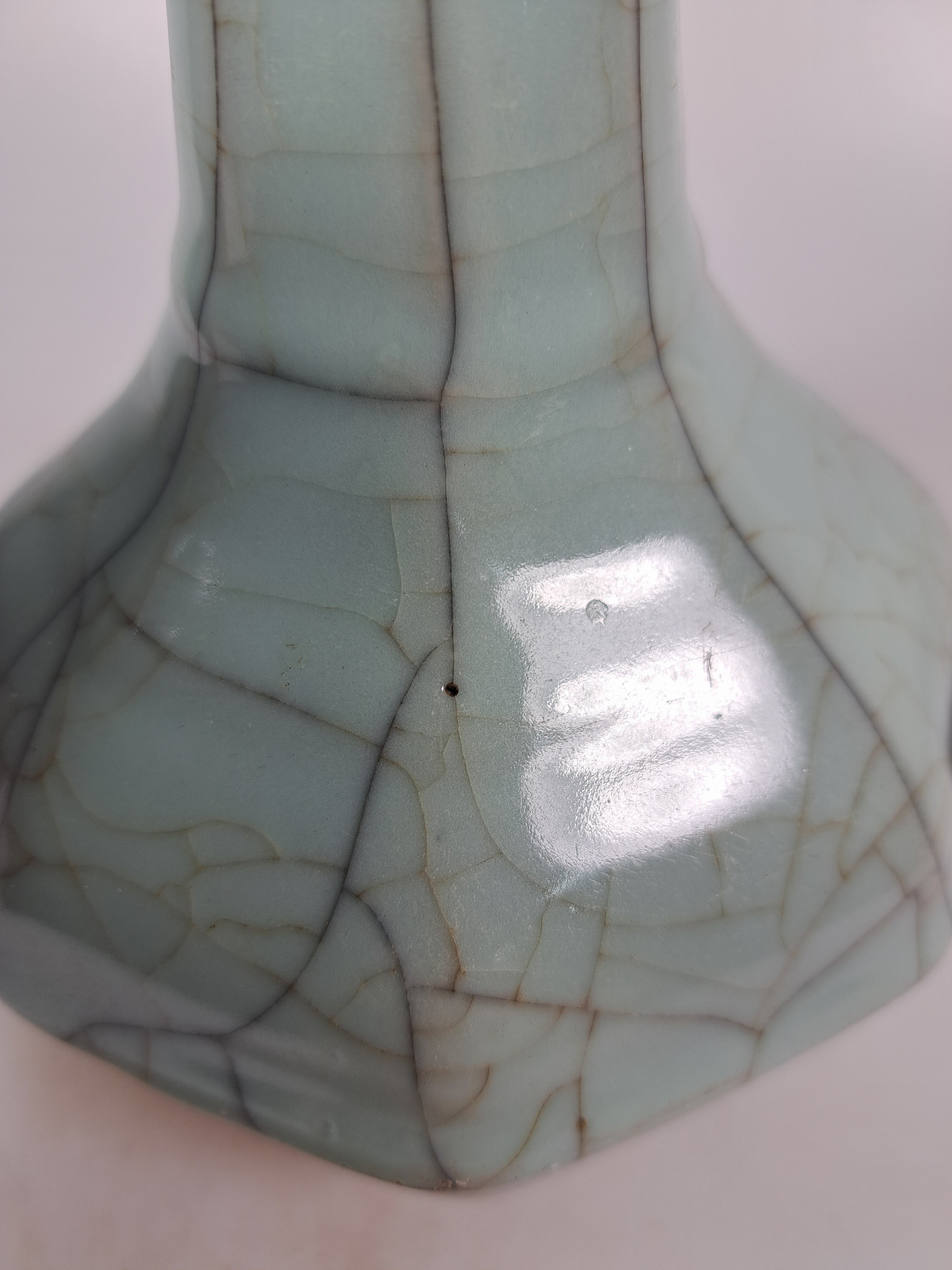 Detail k: Seladon-Vase, China, mit Craquelé, octagonale Form, langer Hals, am Ausguß beschädigt, H. ca. 23 cm, in der Art der Song-Dynastie