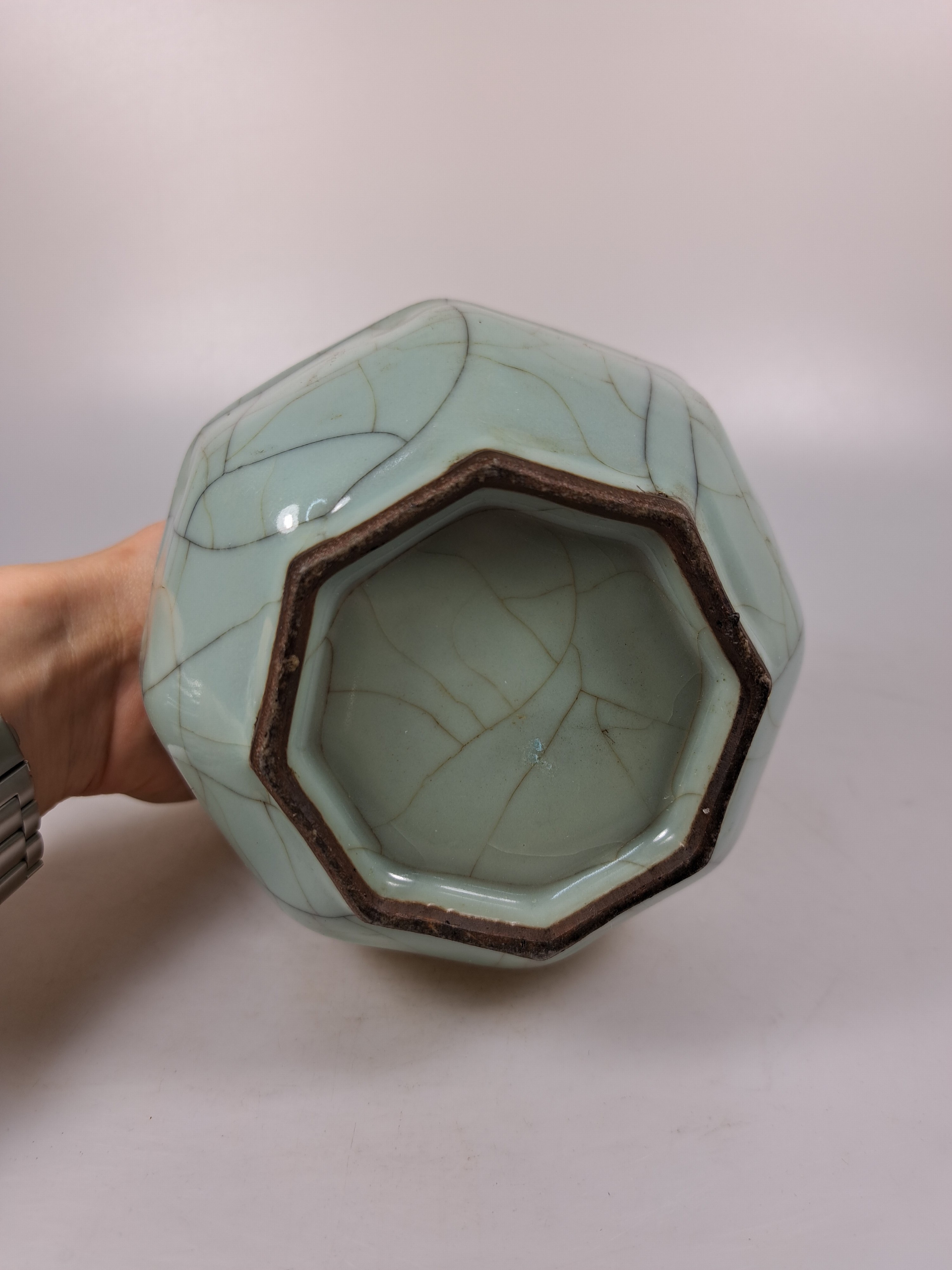 Detail l: Seladon-Vase, China, mit Craquelé, octagonale Form, langer Hals, am Ausguß beschädigt, H. ca. 23 cm, in der Art der Song-Dynastie