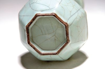 27086606a - Seladon-Vase, China, mit Craquelé, octagonale Form, langer Hals, am Ausguß ...