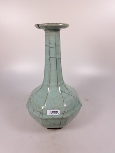 27086606b - Seladon-Vase, China, mit Craquelé, octagonale Form, langer Hals, am Ausguß ...