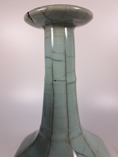 27086606d - Seladon-Vase, China, mit Craquelé, octagonale Form, langer Hals, am Ausguß ...
